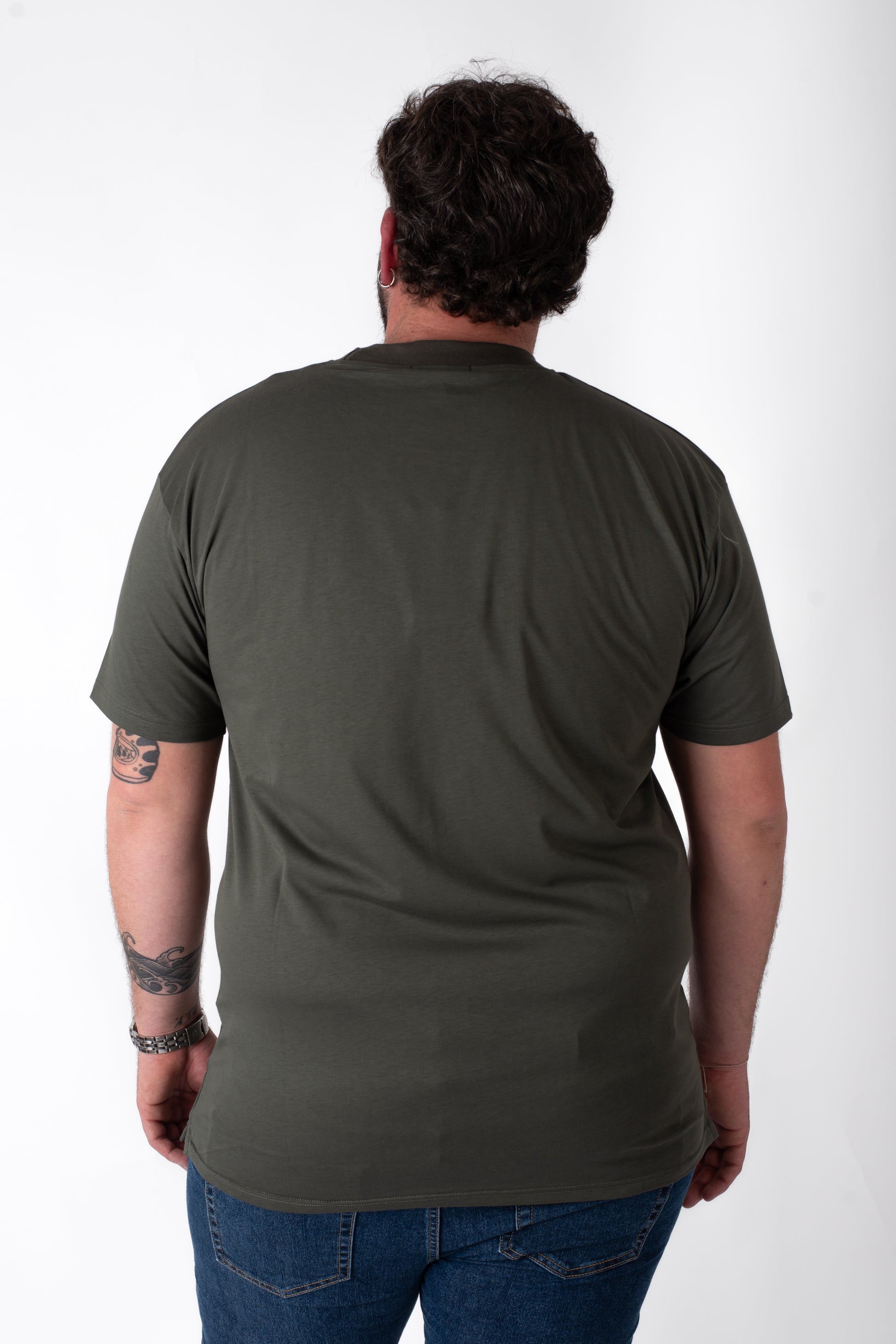 T-shirt verde militare basic girocollo cotone taglie forti uomo, vista retro su modello
