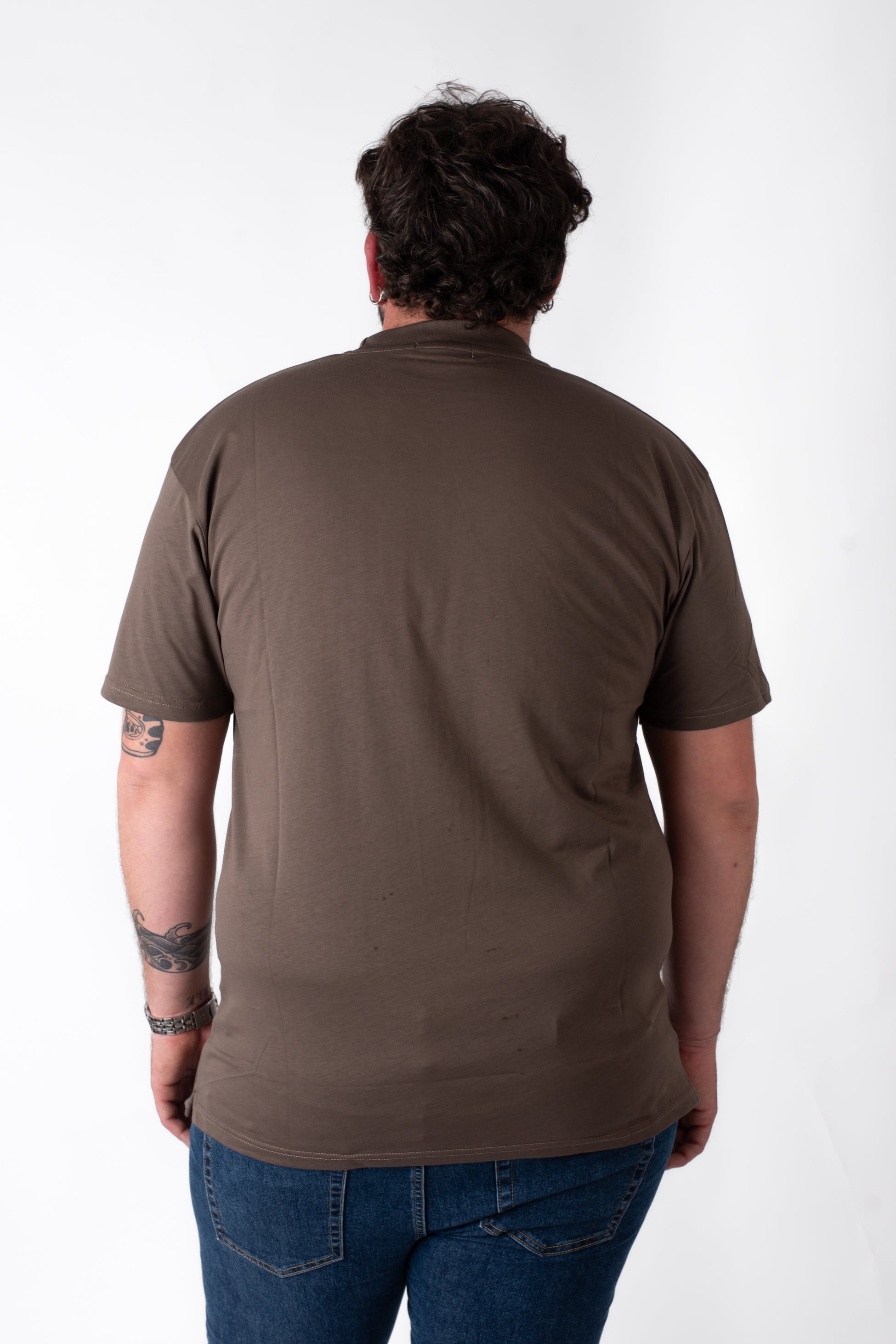 T-shirt color fango basic girocollo cotone taglie forti uomo, vista retro