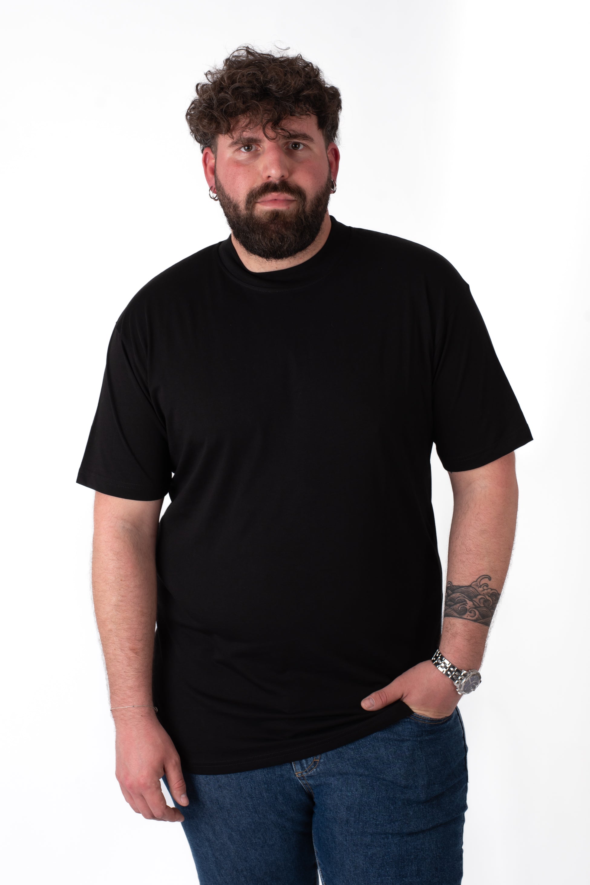 T-shirt nera basic girocollo cotone taglie forti uomo, vista frontale su modello