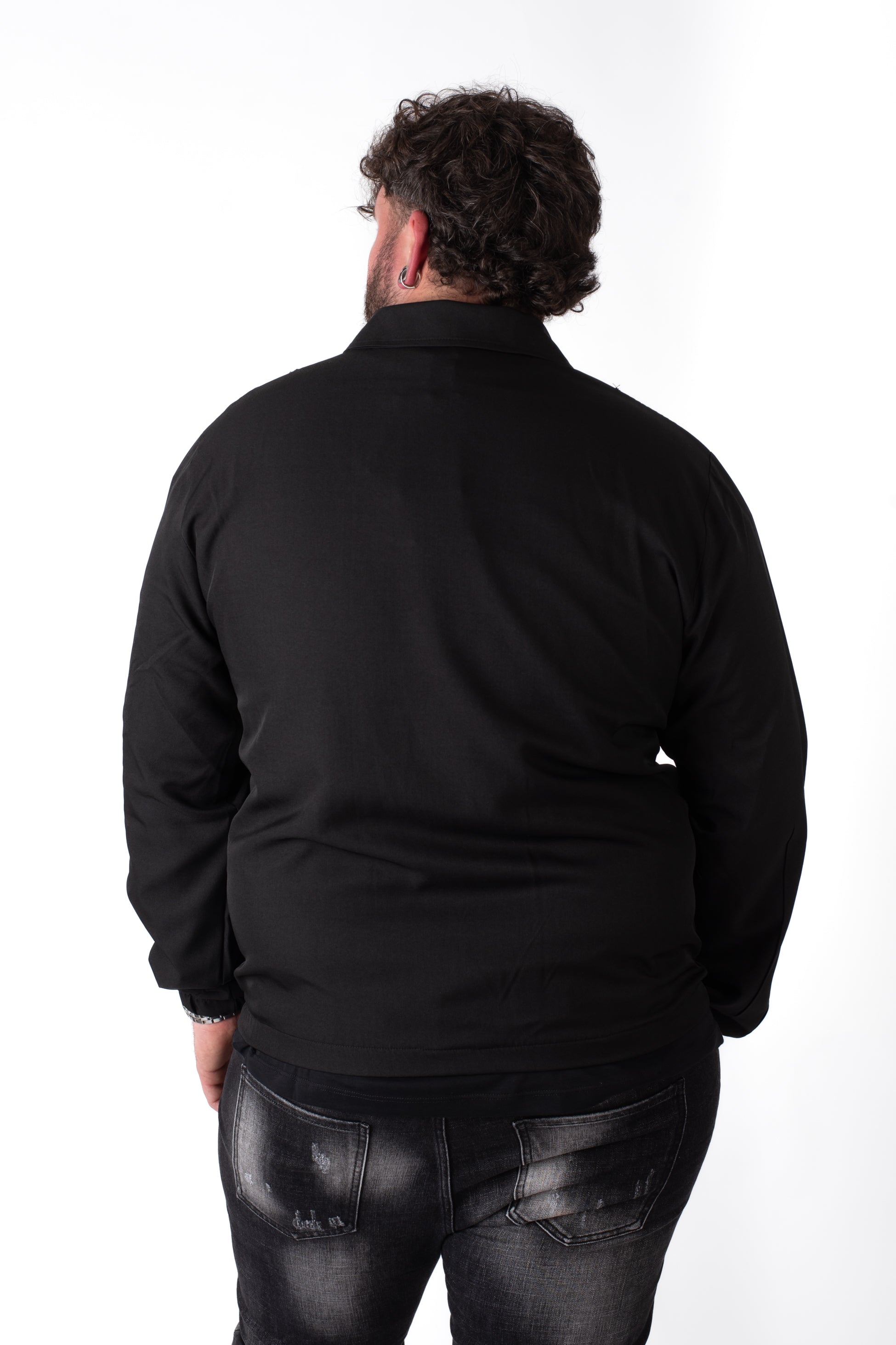 Giacca nera con zip e colletto taglie forti uomo, vista retro su modello