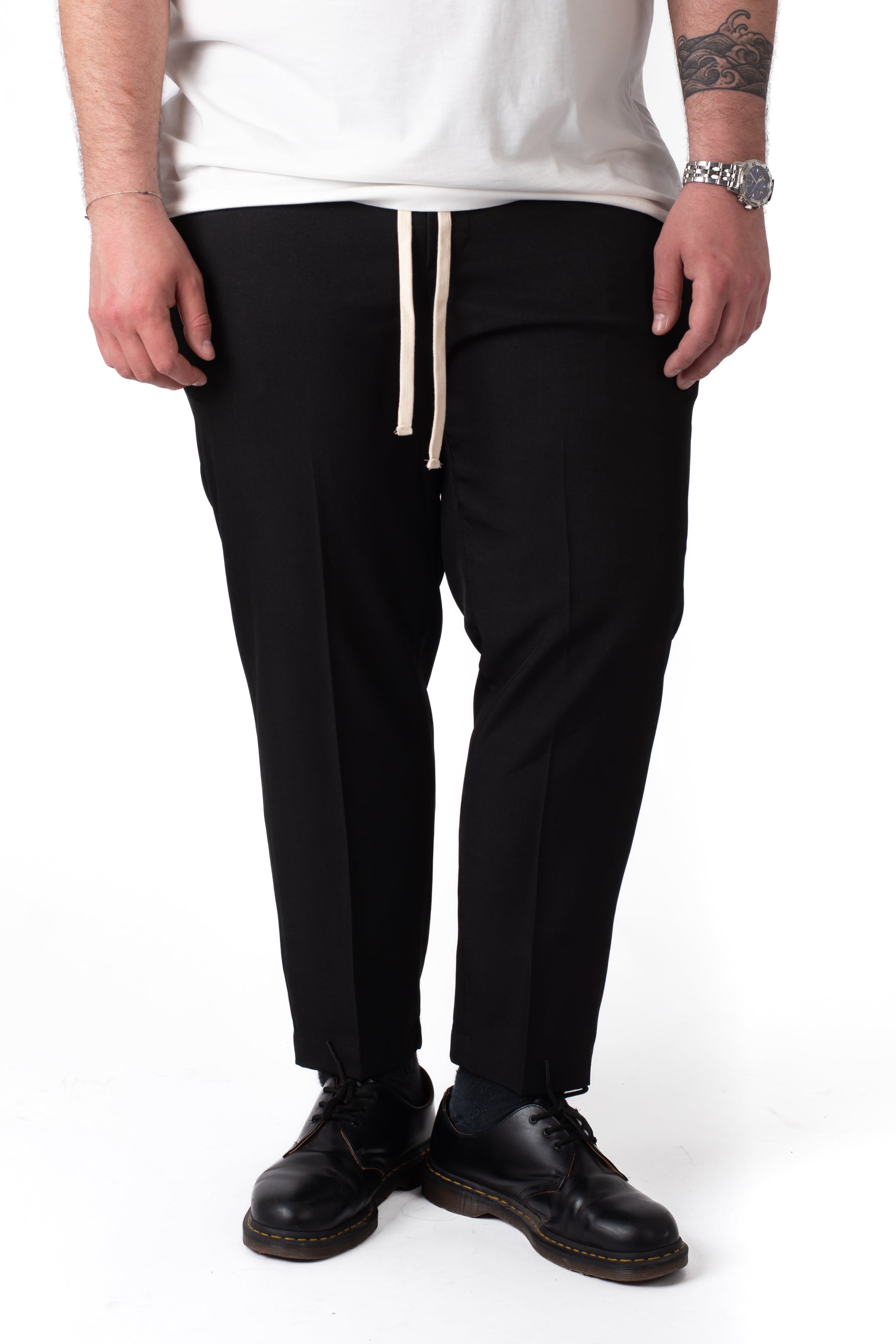 Pantaloni neri eleganti con coulisse e pinces taglie forti uomo, dettaglio fit e risvolto