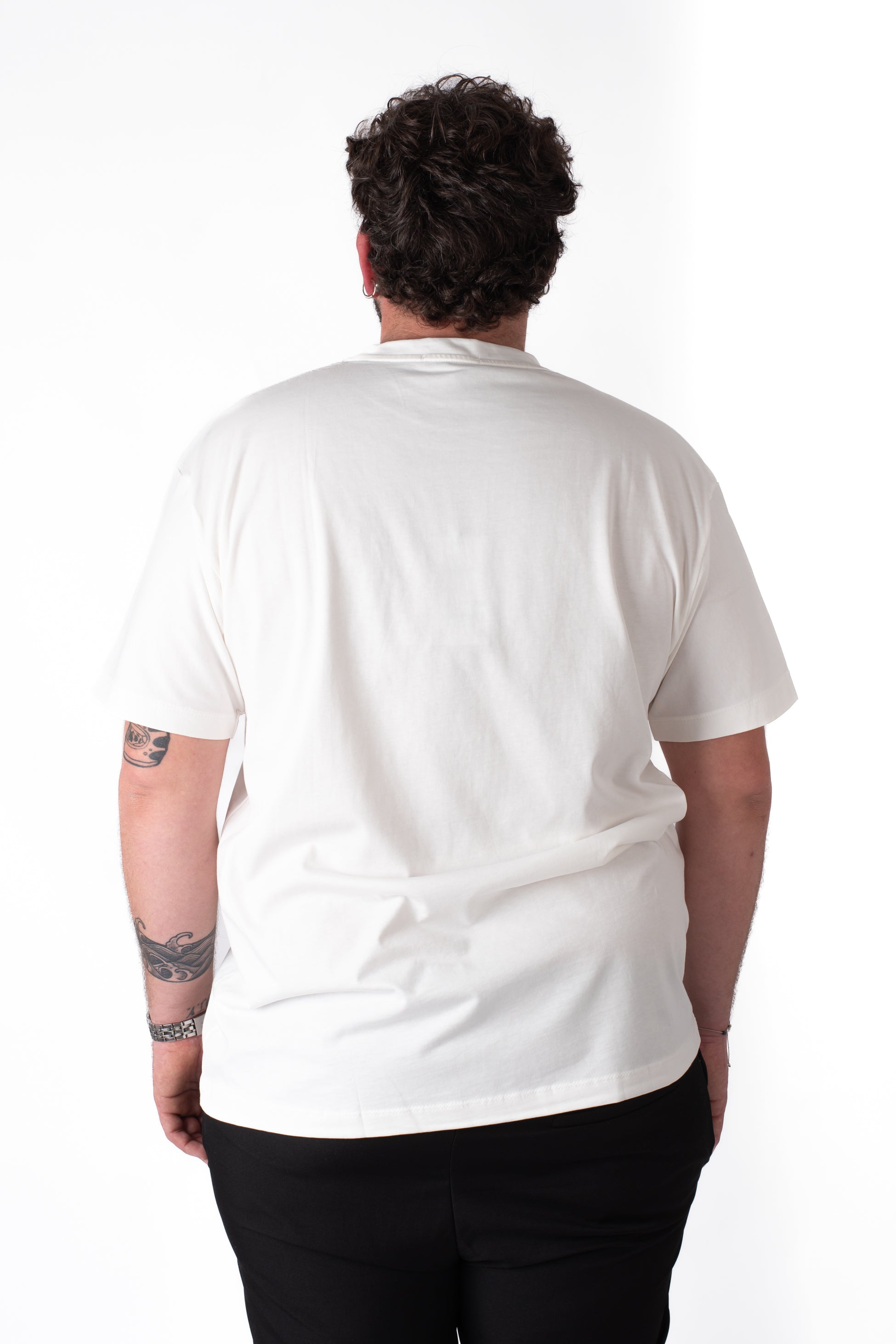 T-shirt bianca con taschino denim taglie forti uomo, vista retro su modello