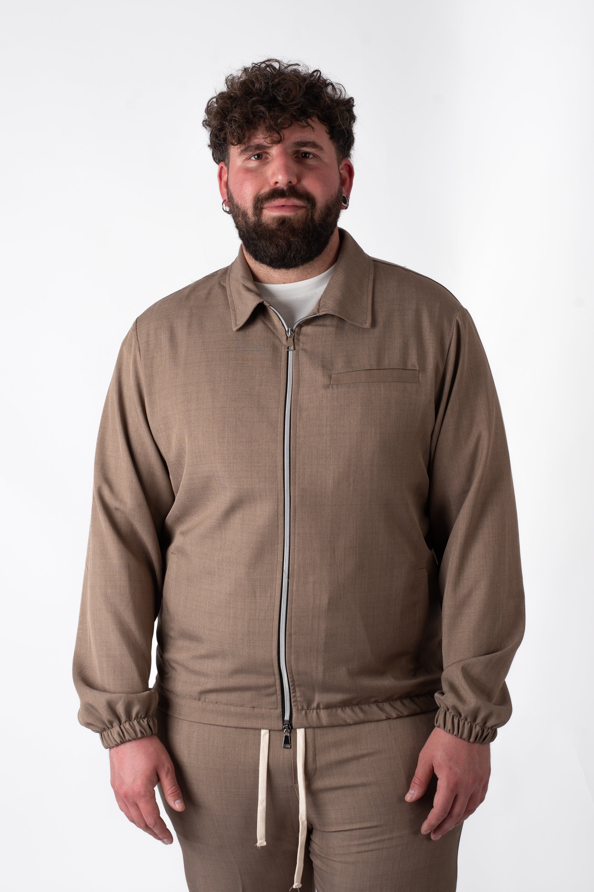 Giacca beige con zip e colletto taglie forti uomo, vista frontale e retro su modello