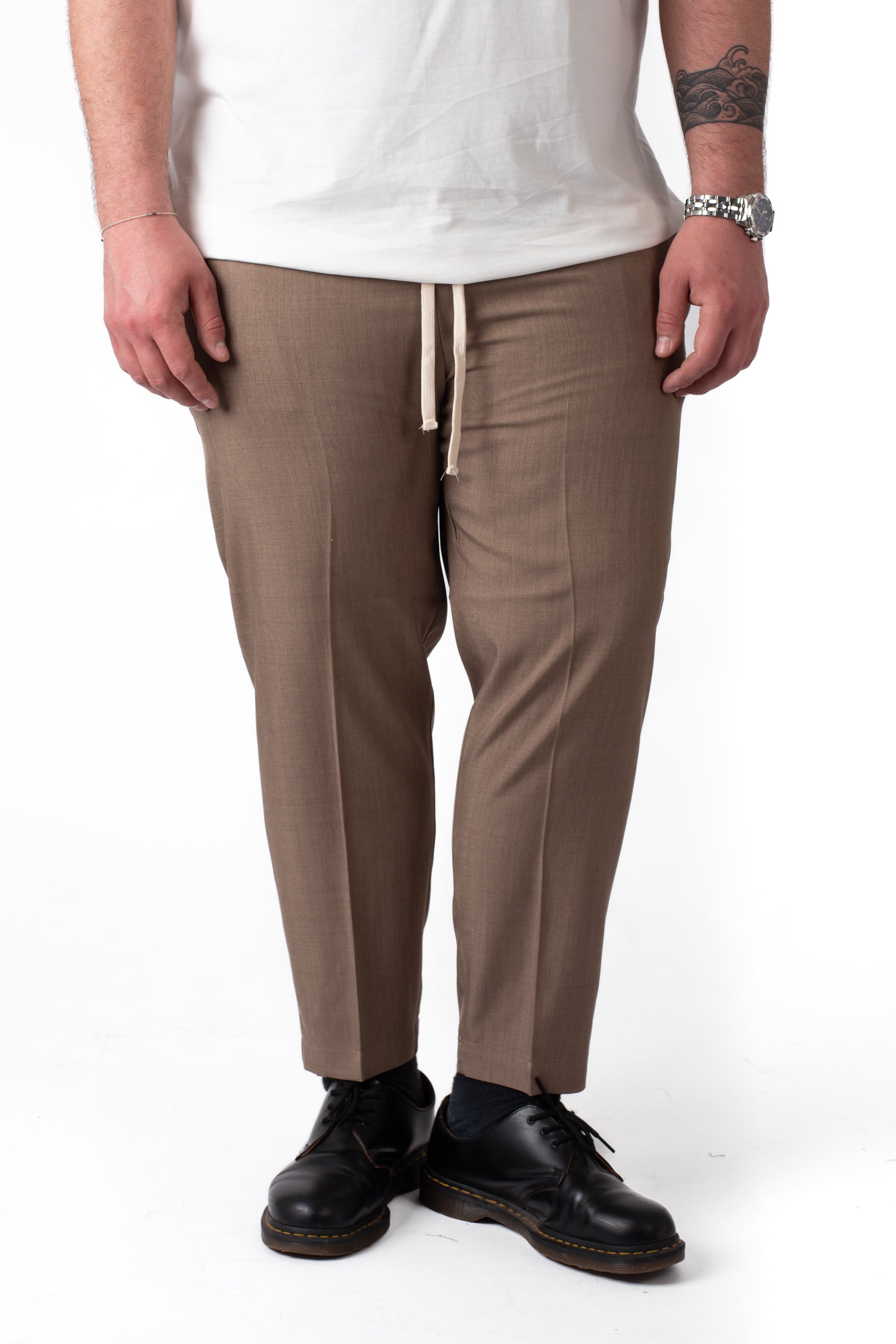 Pantaloni beige eleganti con coulisse taglie forti uomo, dettaglio fit frontale