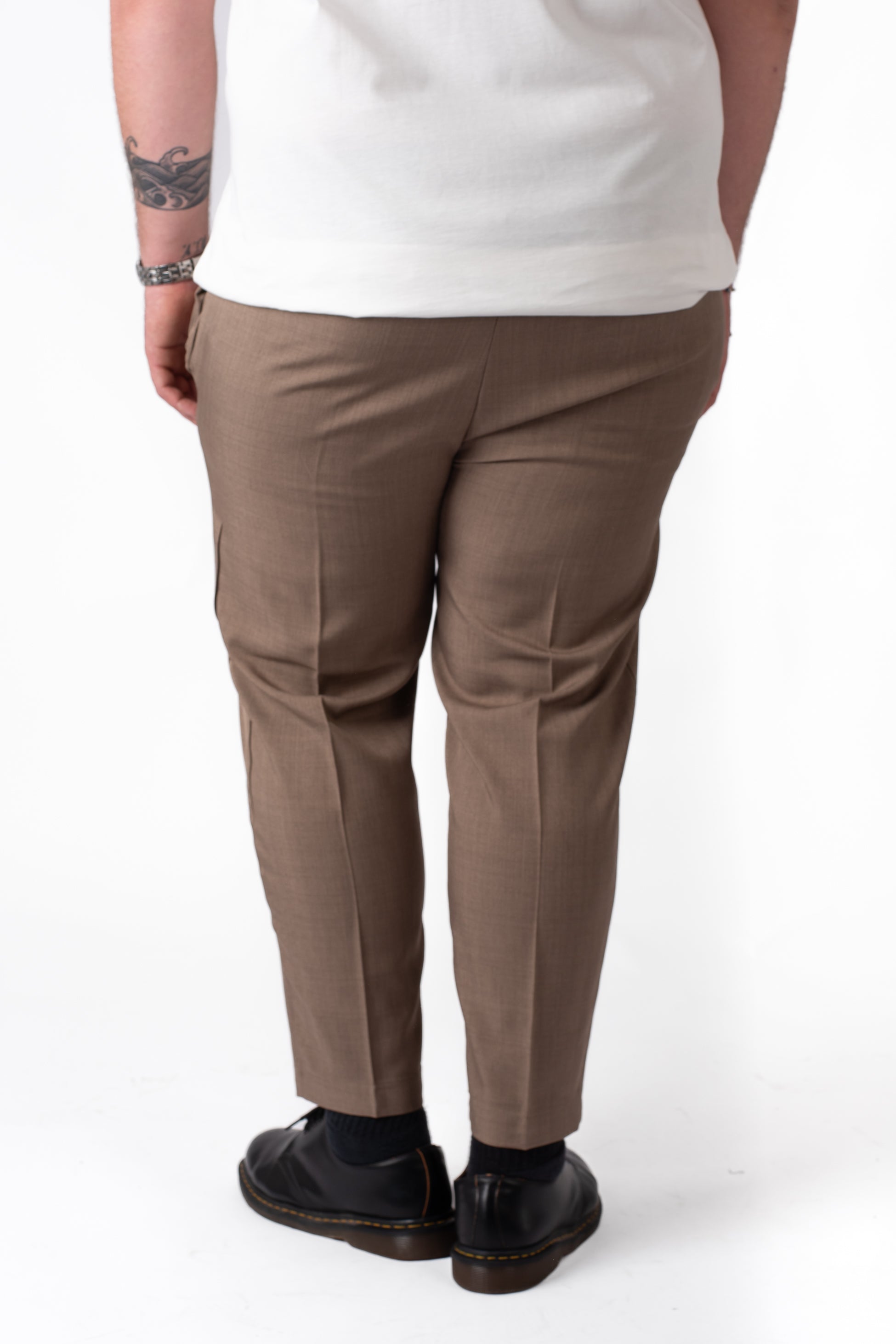 Pantaloni beige eleganti con coulisse taglie forti uomo, dettaglio fit retro