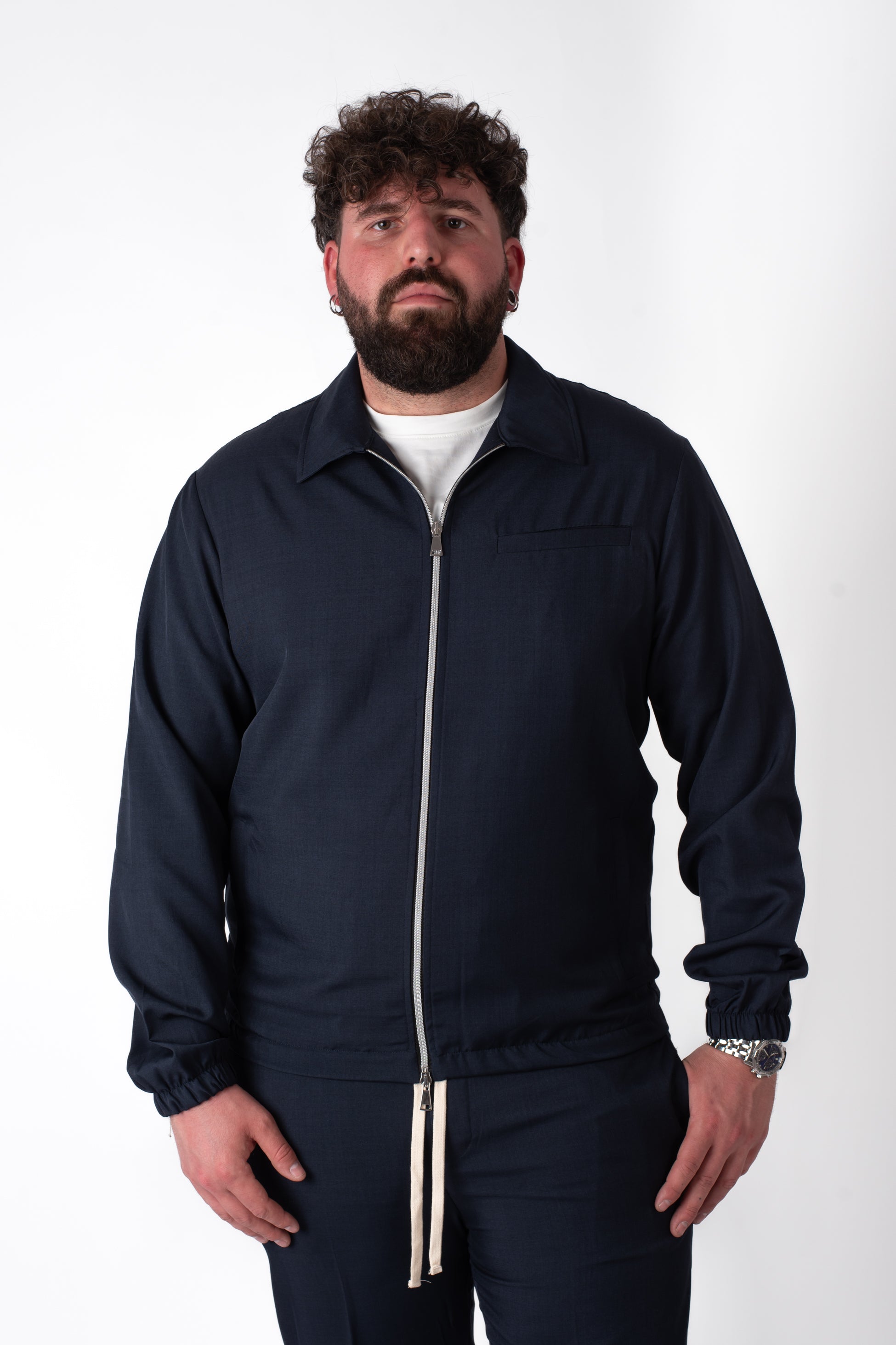 Giacca blu navy con zip e colletto taglie forti uomo, vista frontale su modello