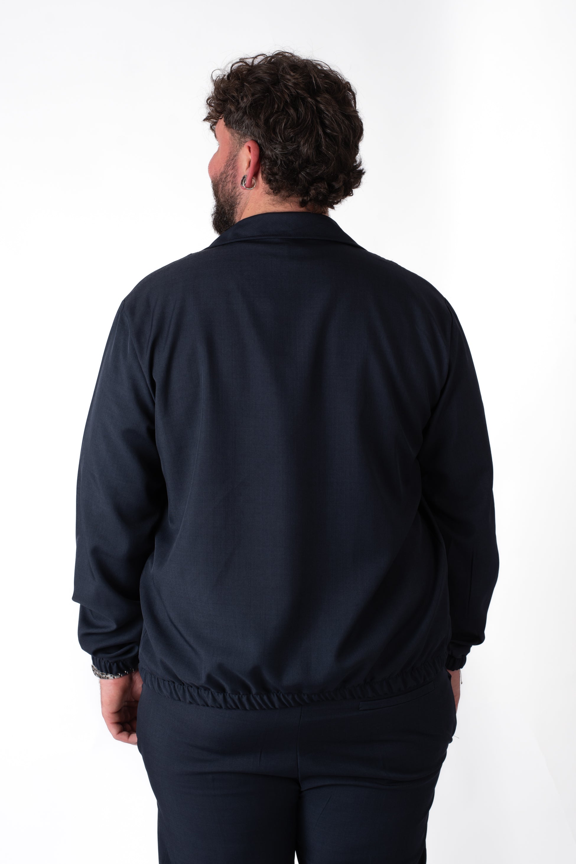 Giacca blu navy con zip e colletto taglie forti uomo, vista retro su modello