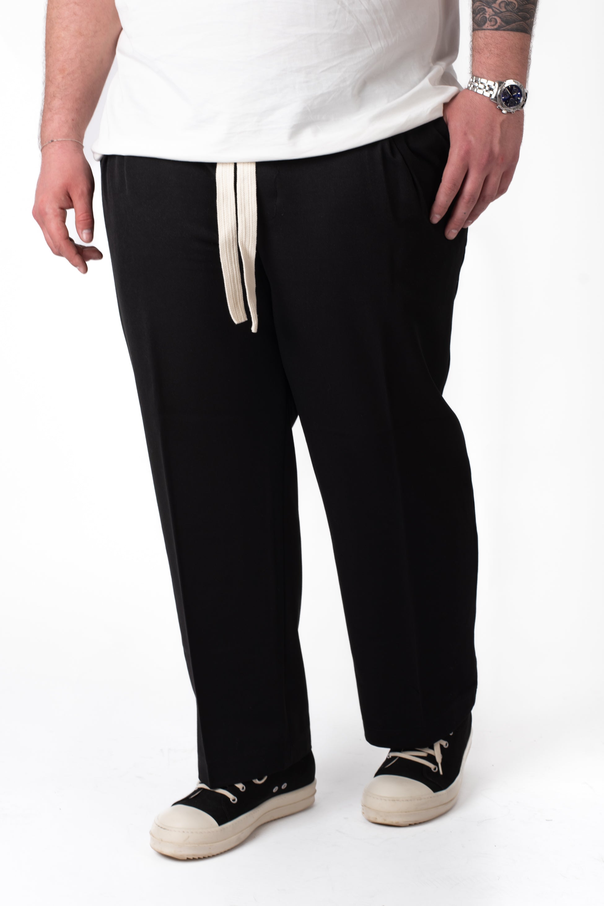 Pantaloni neri con coulisse e gamba larga taglie forti uomo, vista frontale