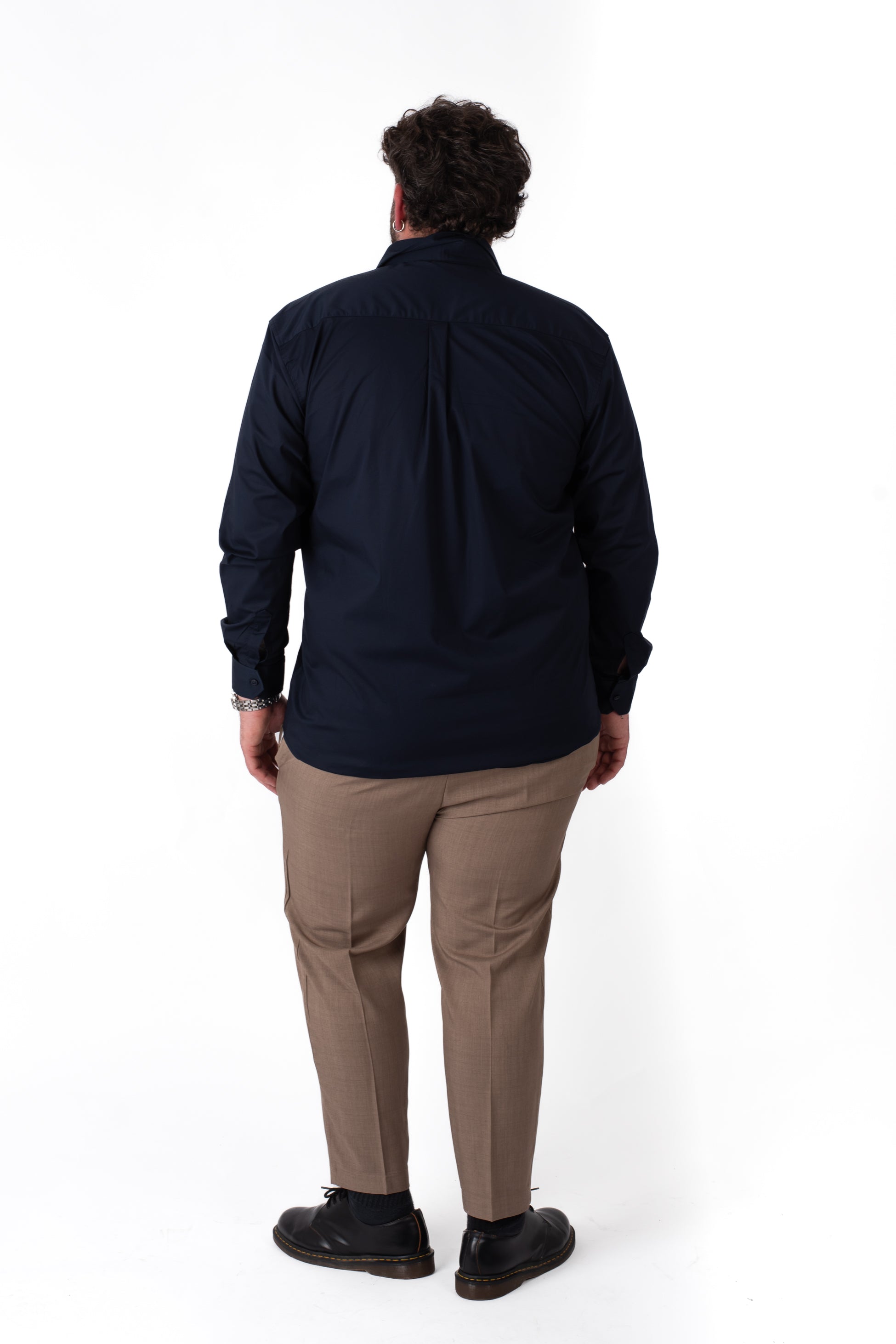 Camicia blu navy stretch taglie forti uomo, vista retro su modello con pantaloni beige