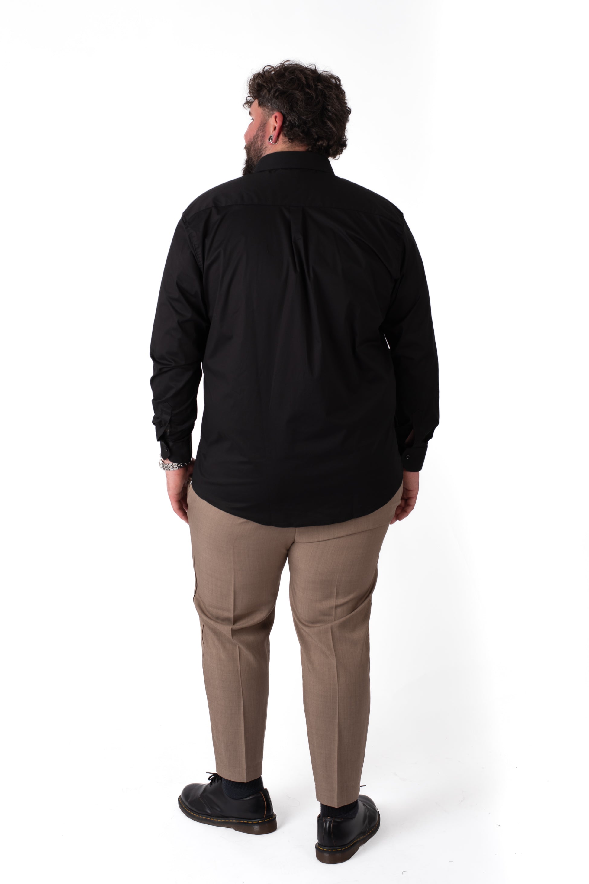 Camicia nera stretch taglie forti uomo indossata da modello, vista retro