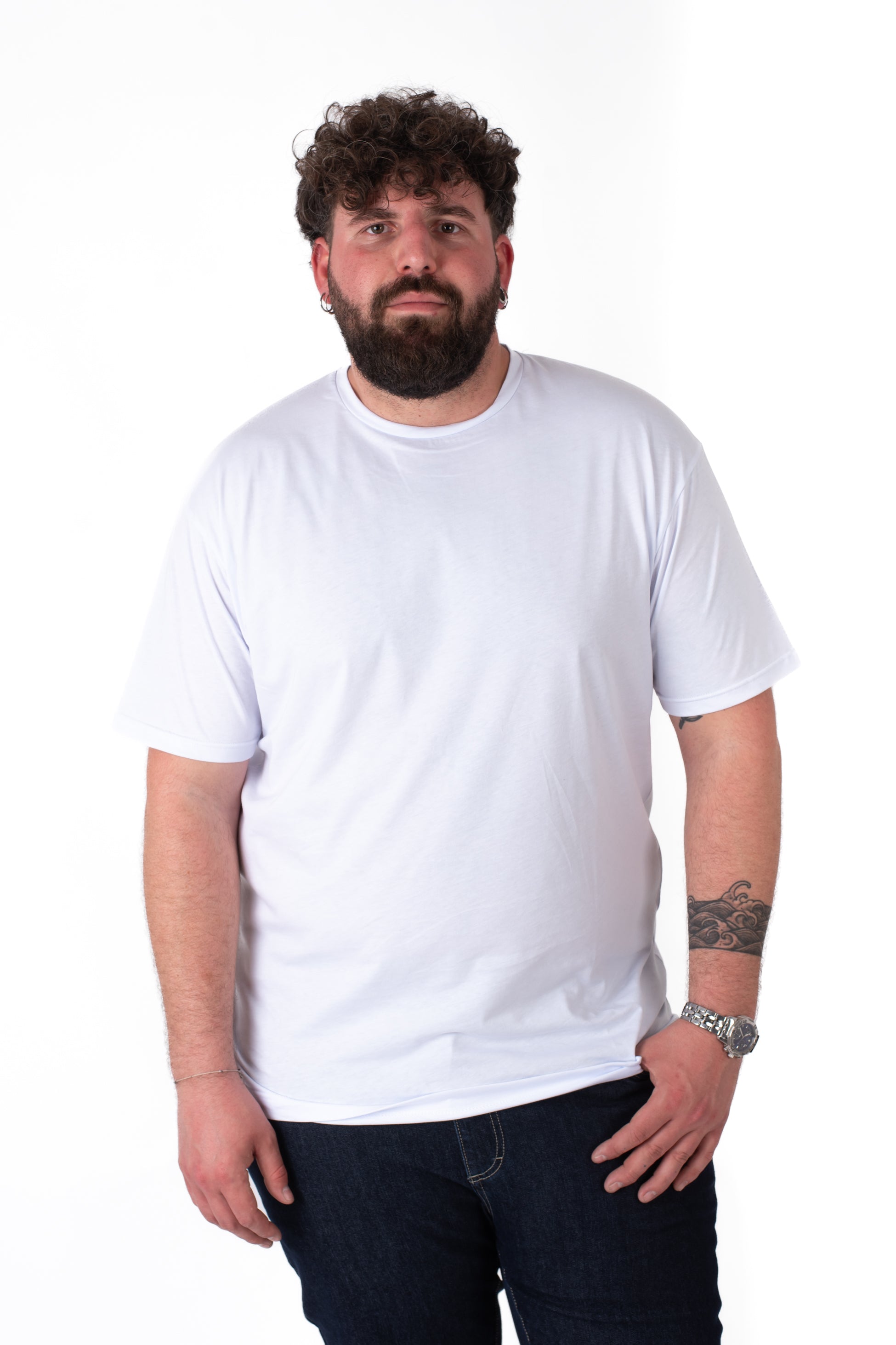 T-shirt bianca basic girocollo cotone taglie forti uomo, vista frontale su modello