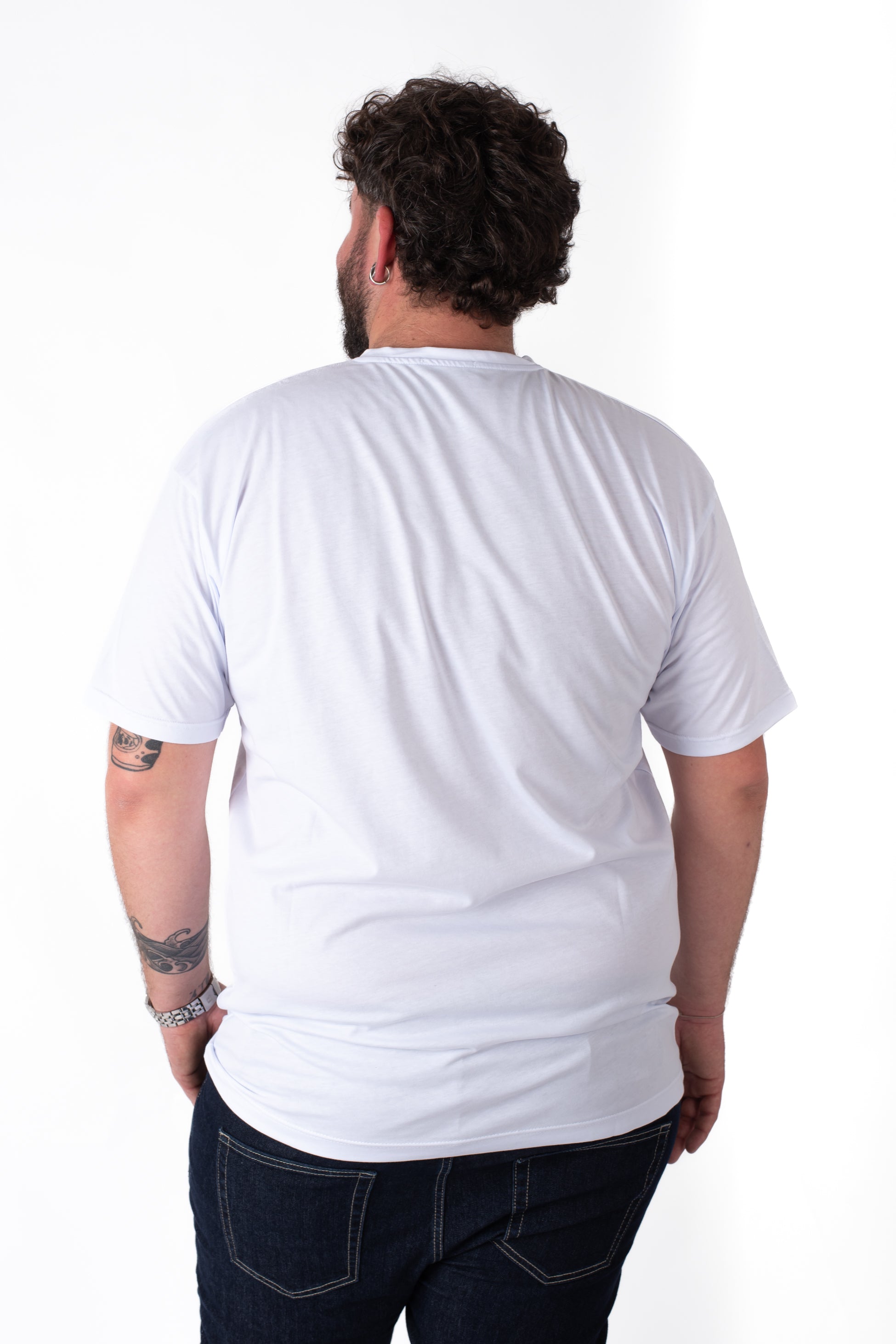 T-shirt bianca basic girocollo cotone taglie forti uomo, vista retro su modello