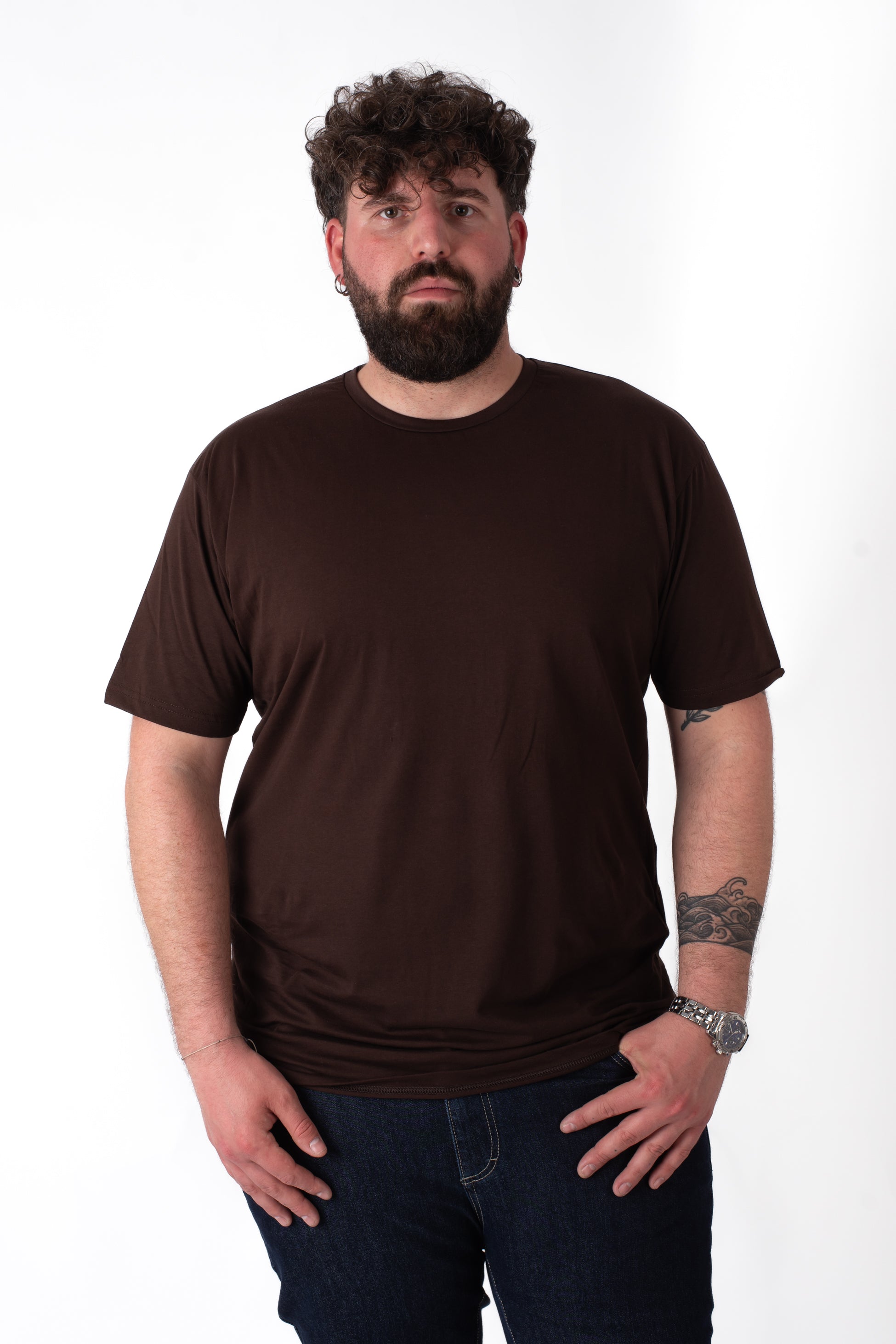 T-shirt Marrone basic girocollo cotone taglie forti uomo, vista frontale su modello