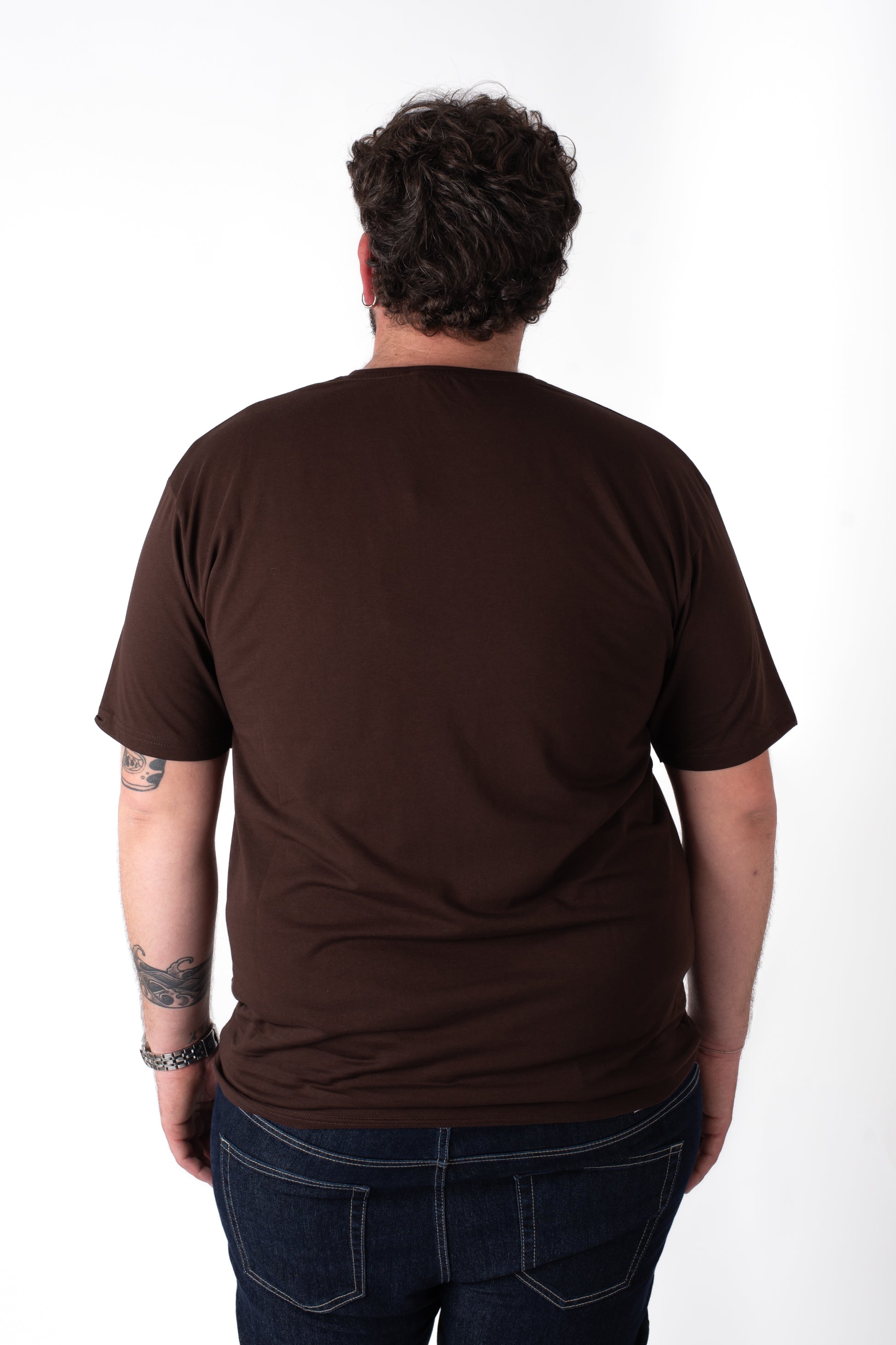 T-shirt Marrone basic girocollo cotone taglie forti uomo, vista retro su modello