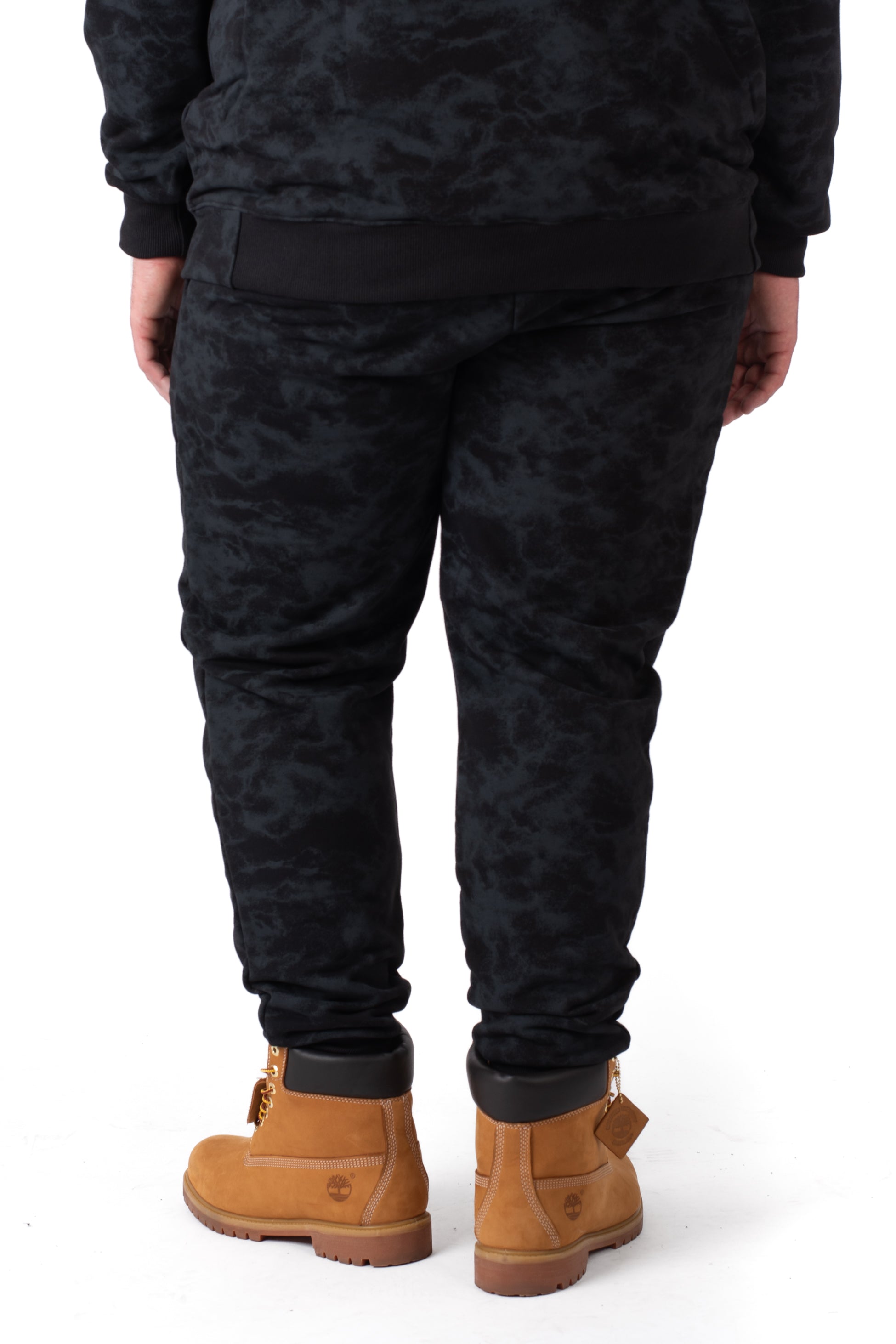 Pantaloni jogger neri fantasia marmorizzata taglie forti uomo con boots, vista retro