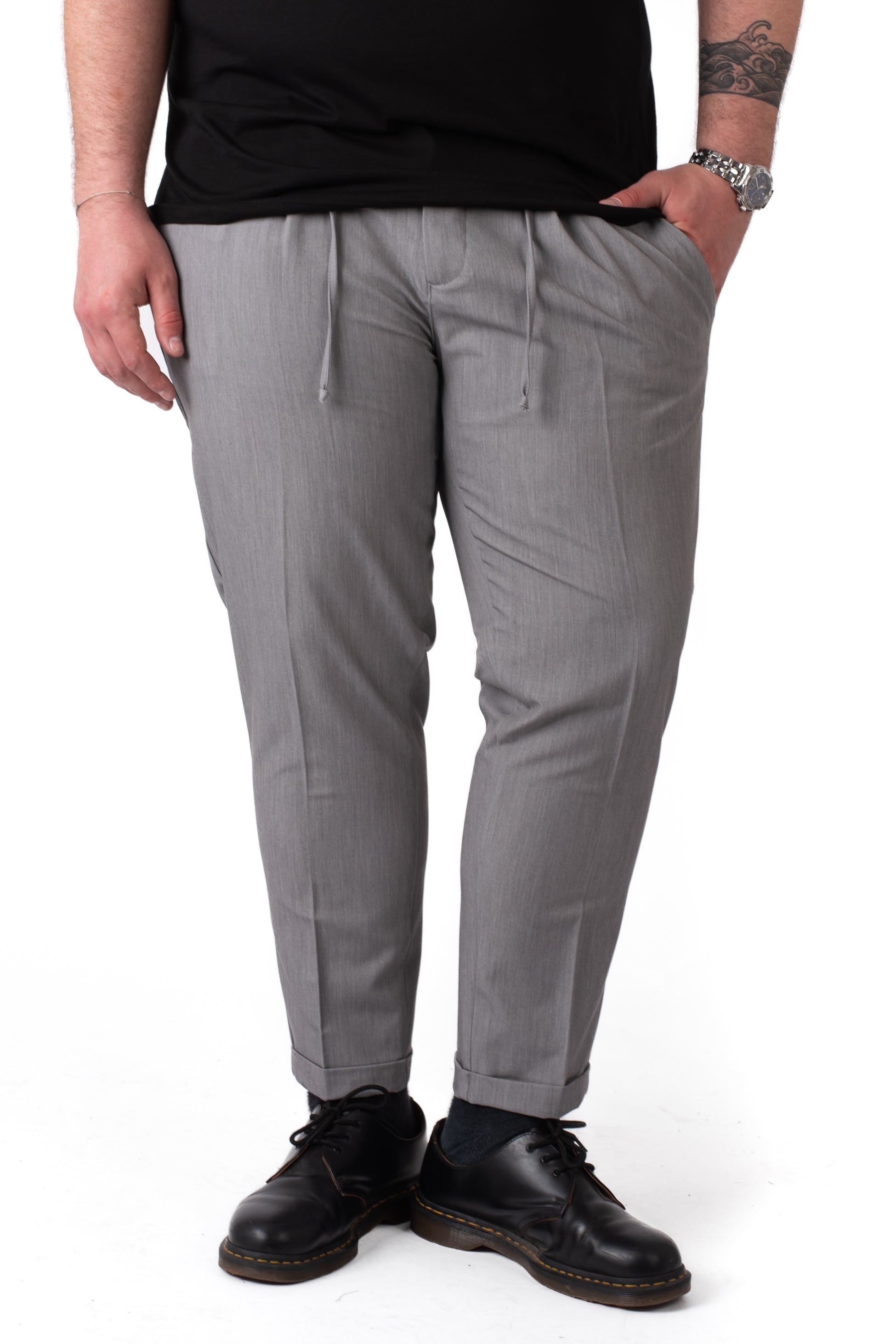 Pantaloni grigi eleganti con pinces e coulisse taglie forti uomo, dettaglio fit su modello