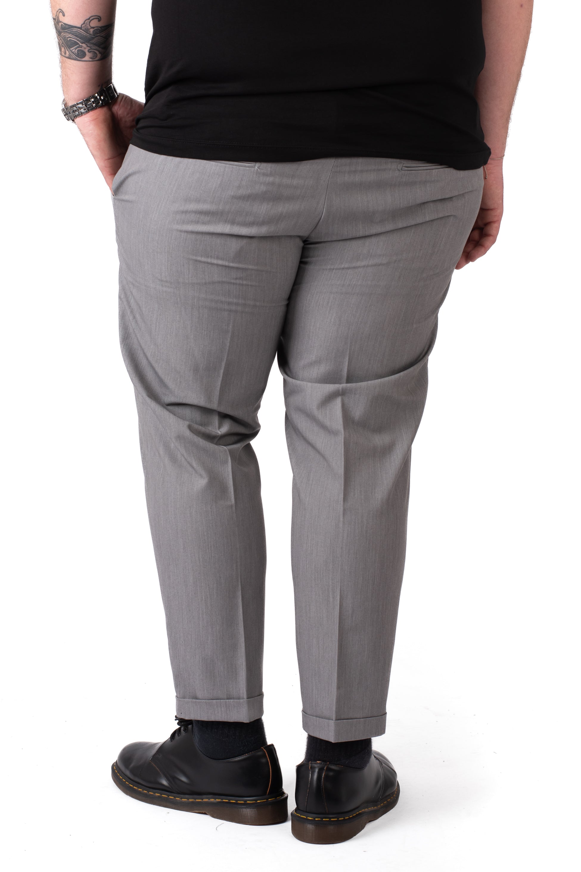 Retro Pantaloni grigi eleganti con pinces e coulisse taglie forti uomo, dettaglio fit su modello