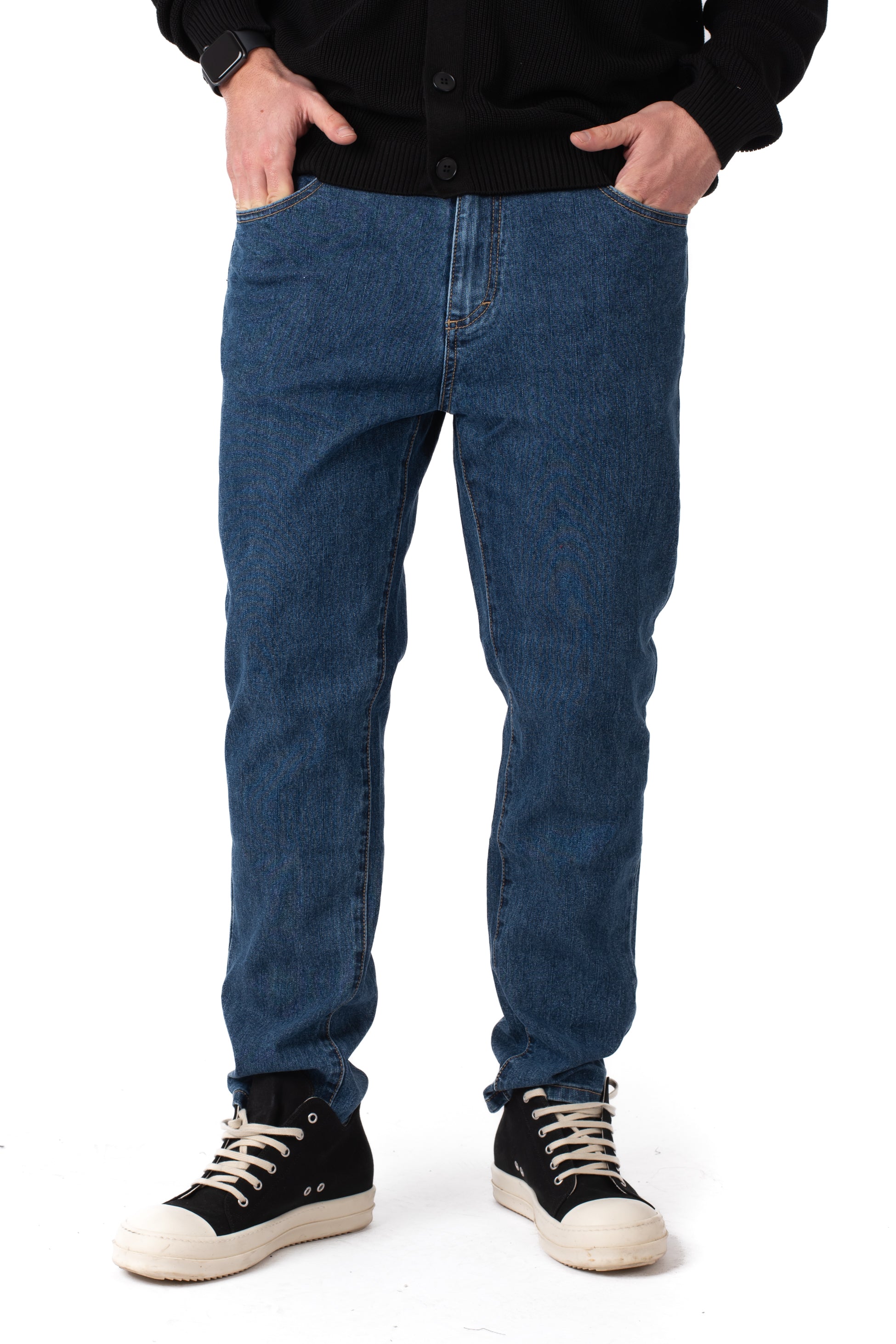 Jeans regular fit blu medio denim classico taglie forti uomo con sneakers canvas