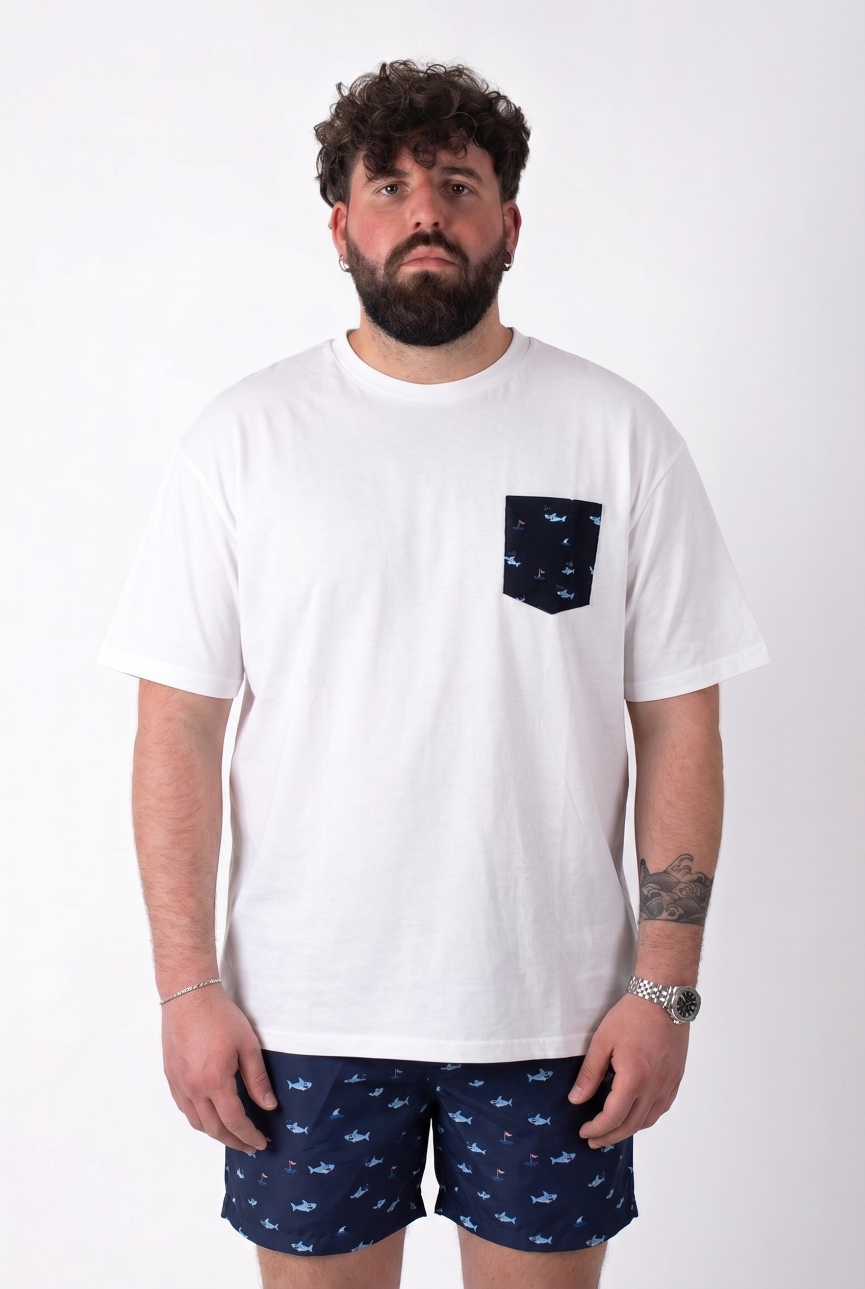 T-Shirt Bianca con Taschino Fantasia Squali Uomo Taglie Forti