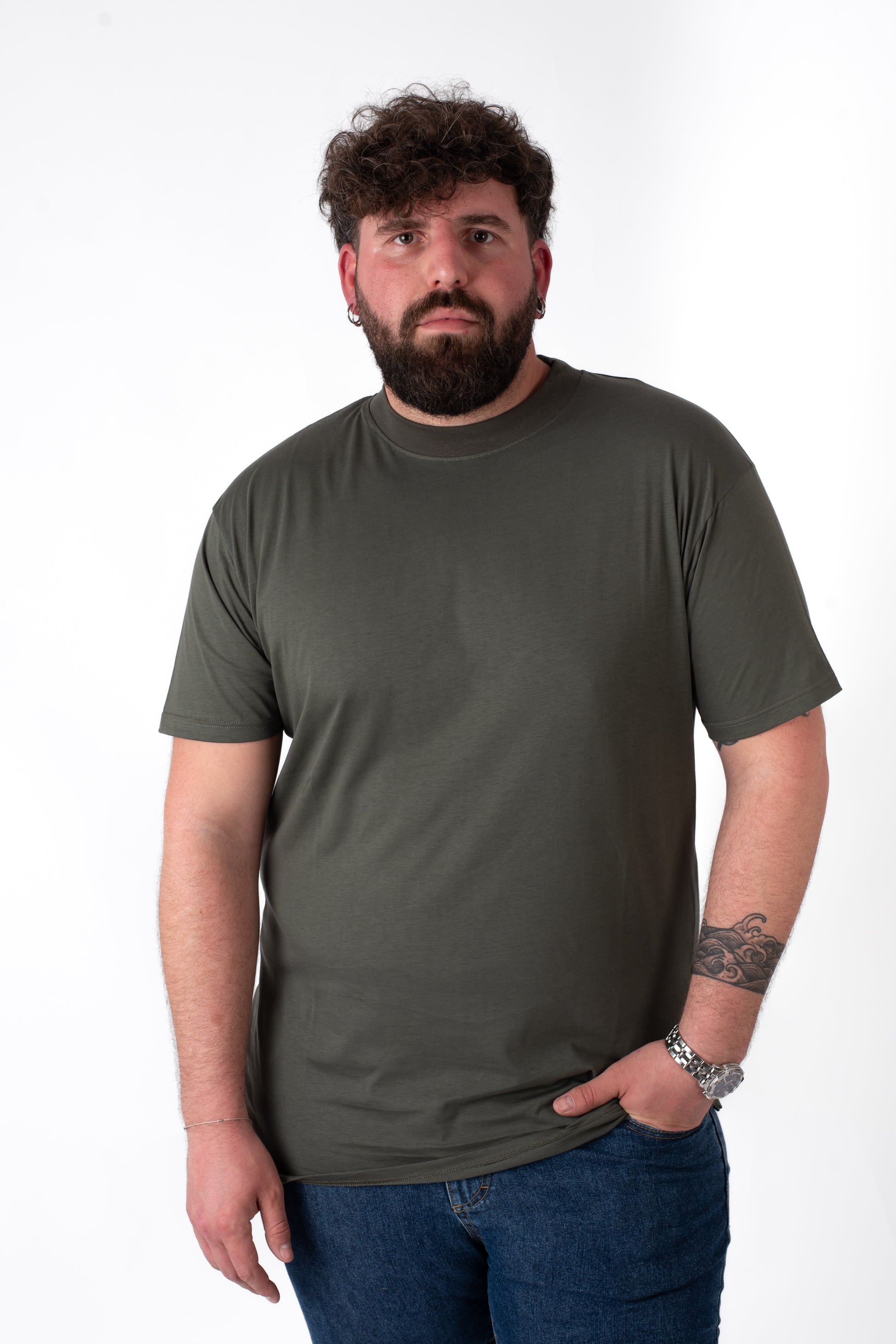 T-shirt verde militare basic girocollo cotone taglie forti uomo, vista frontale su modello