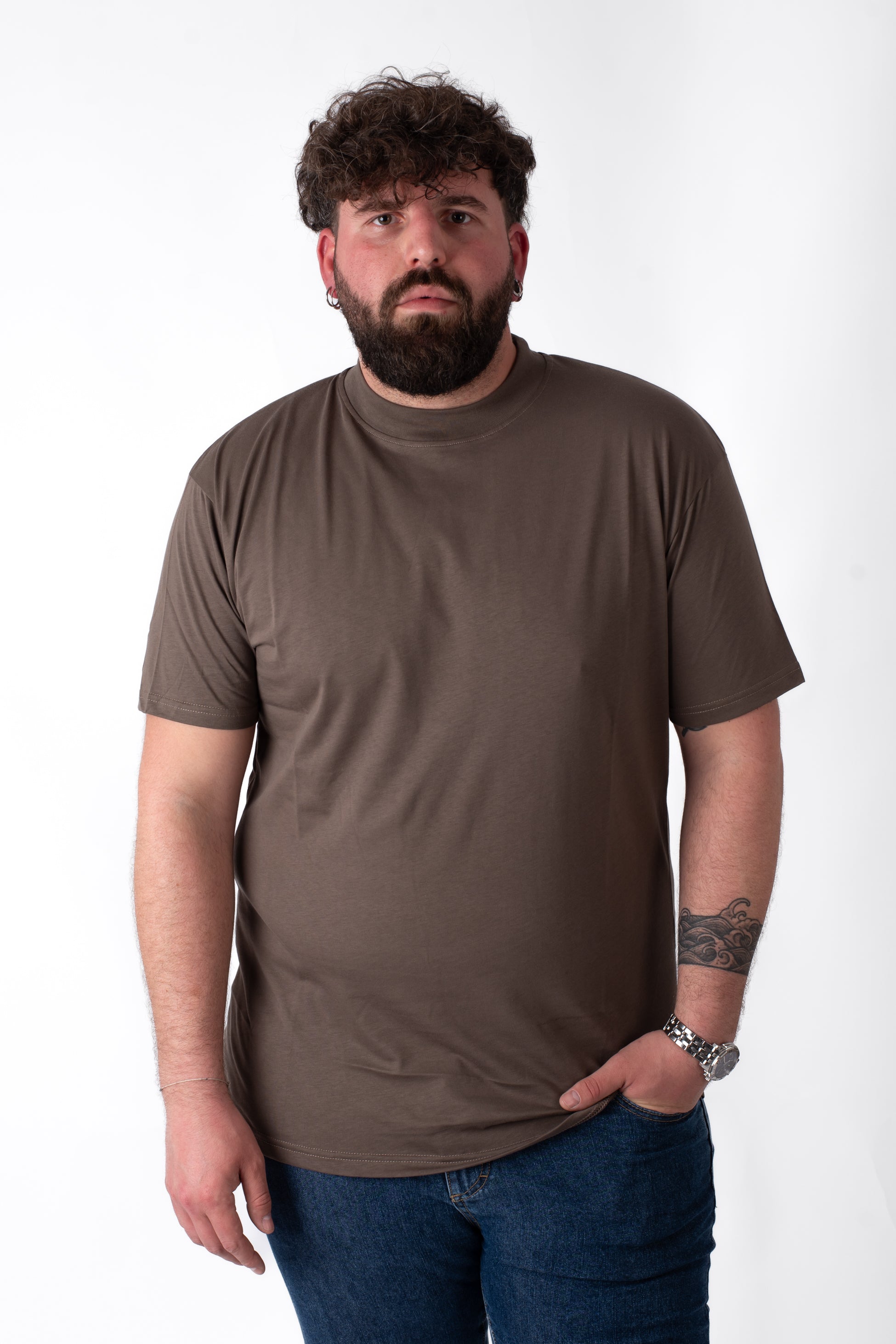 T-shirt color fango basic girocollo cotone taglie forti uomo, vista frontale