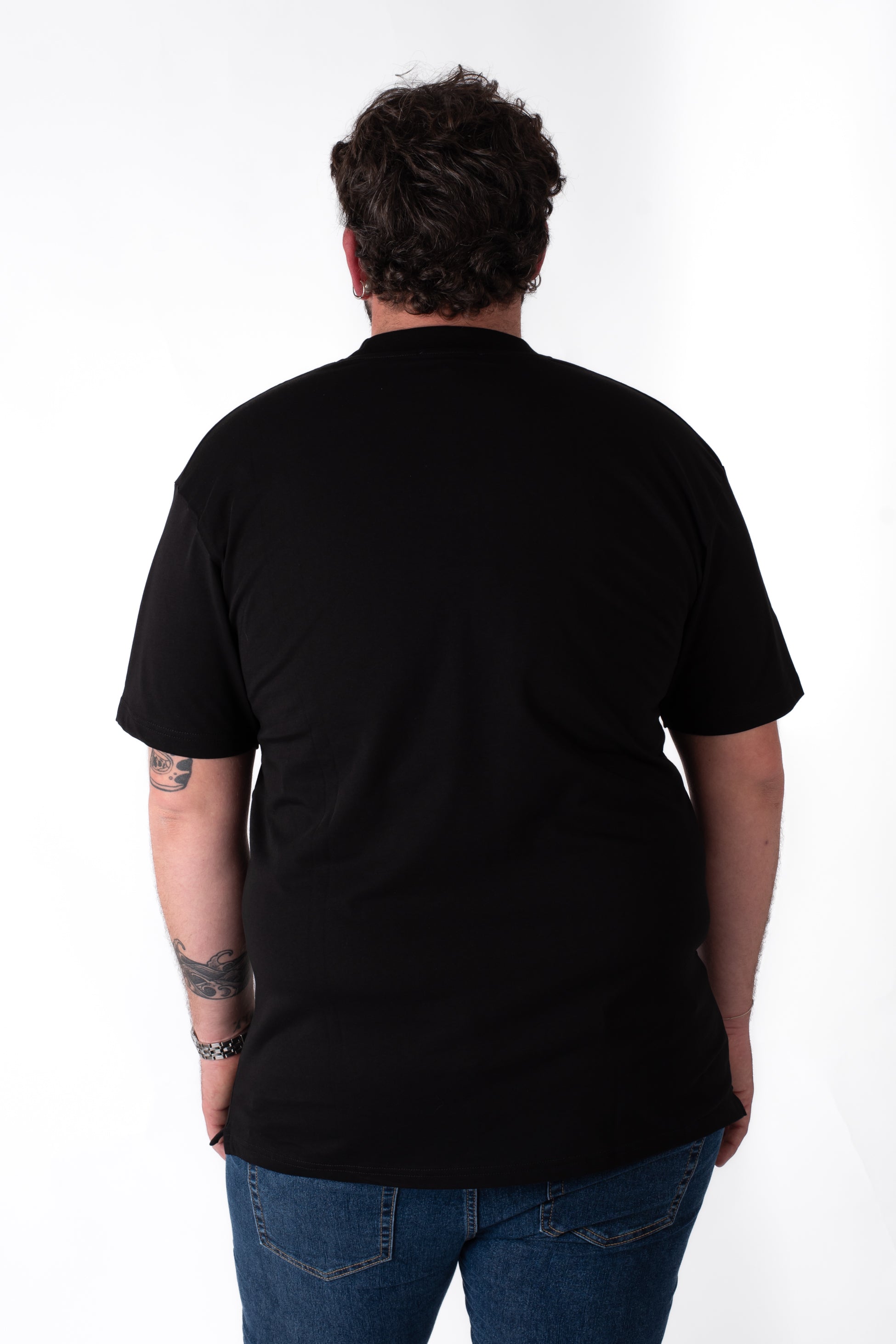 T-shirt nera basic girocollo cotone taglie forti uomo, vista retro su modello