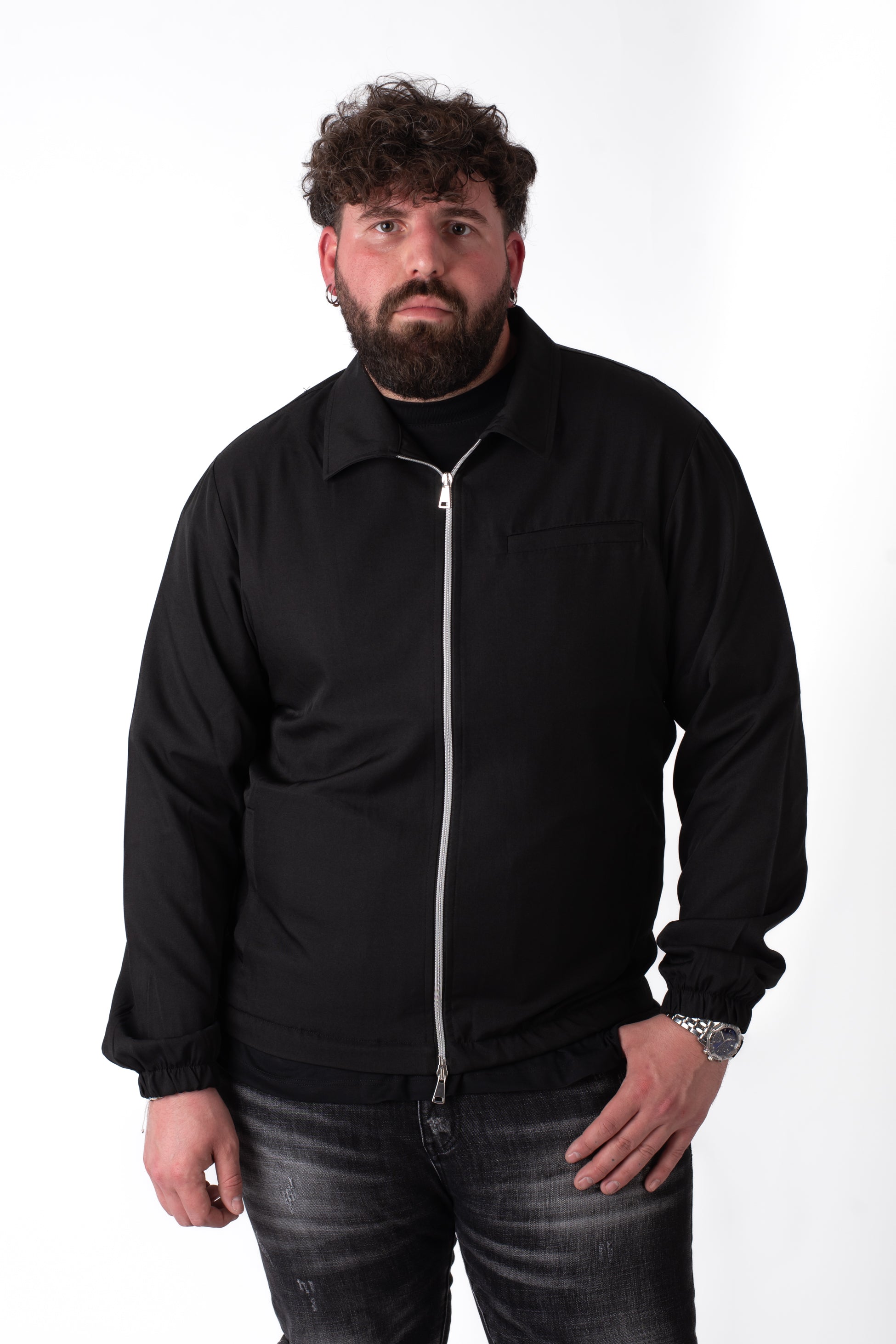 Giacca nera con zip e colletto taglie forti uomo, vista frontale su modello