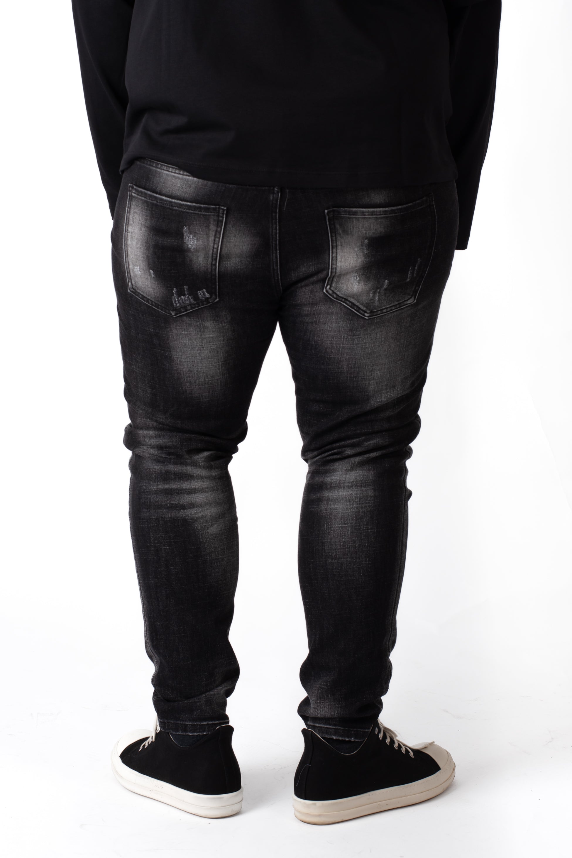 Retro Jeans neri washed effetto used con abrasioni taglie forti uomo con sneakers