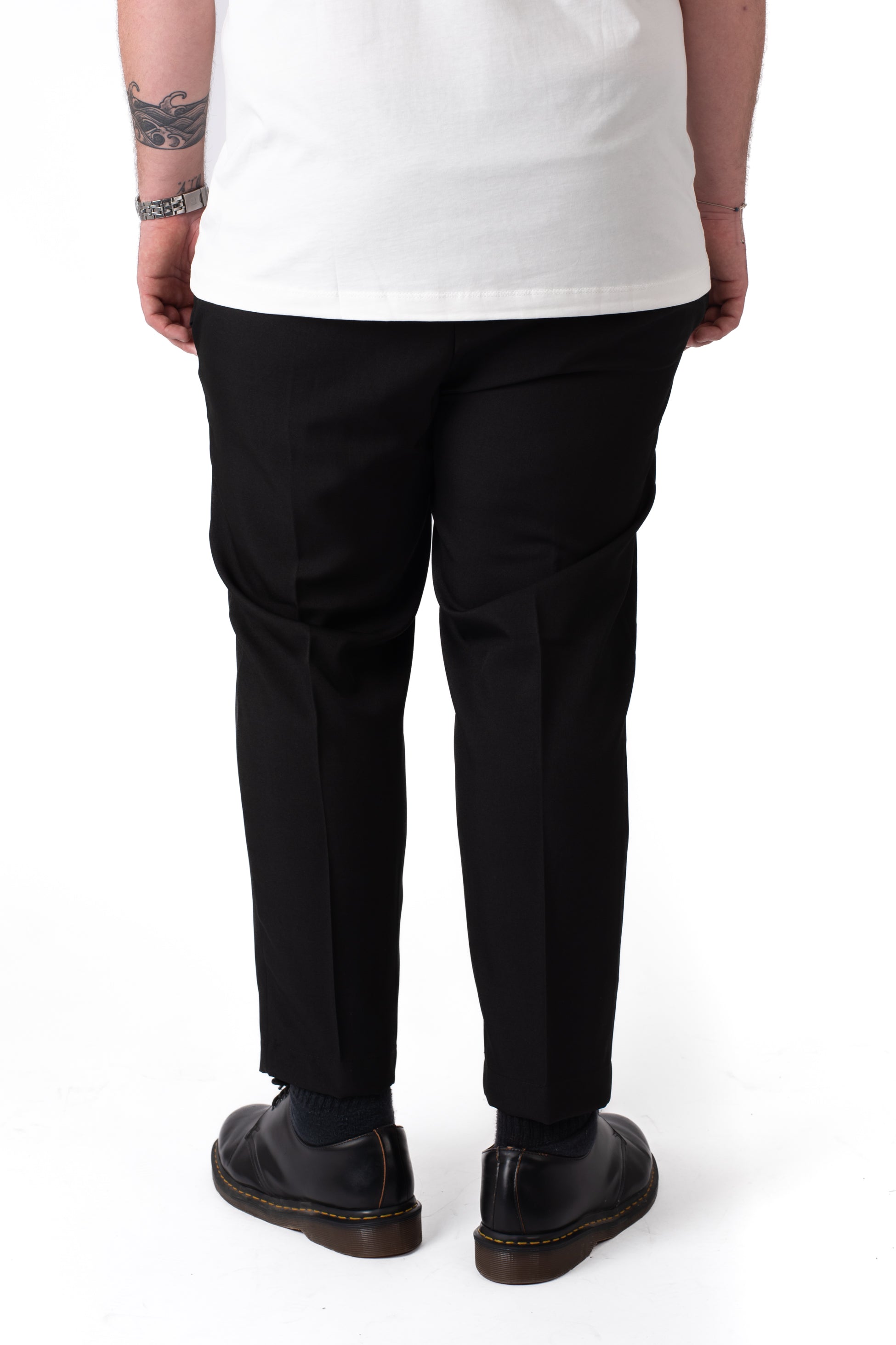 Retro Pantaloni neri eleganti con coulisse e pinces taglie forti uomo, dettaglio fit e risvolto 