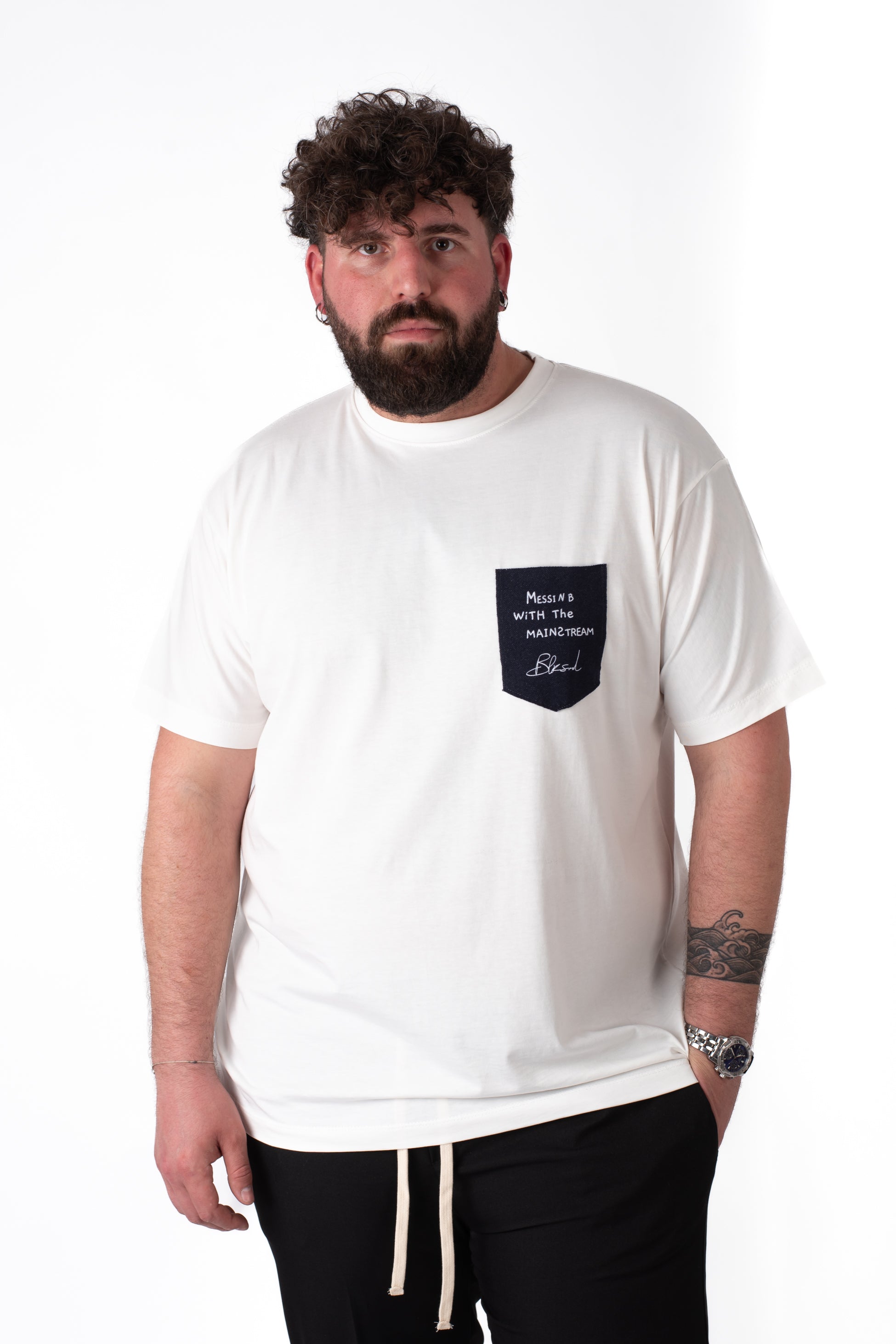 T-shirt bianca con taschino denim taglie forti uomo, vista frontale su modello