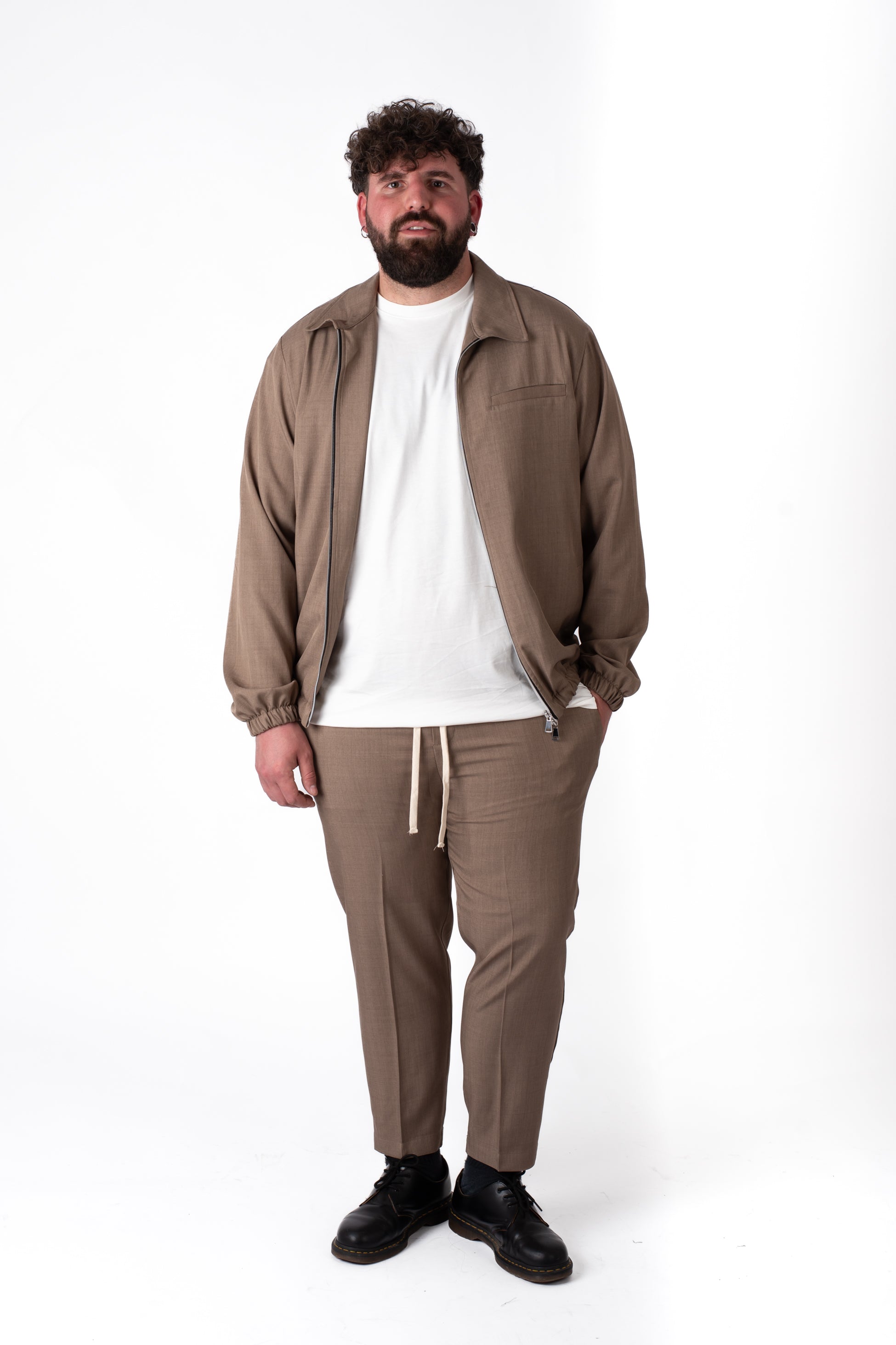Giacca beige con zip e colletto taglie forti uomo, vista frontale e retro su modello