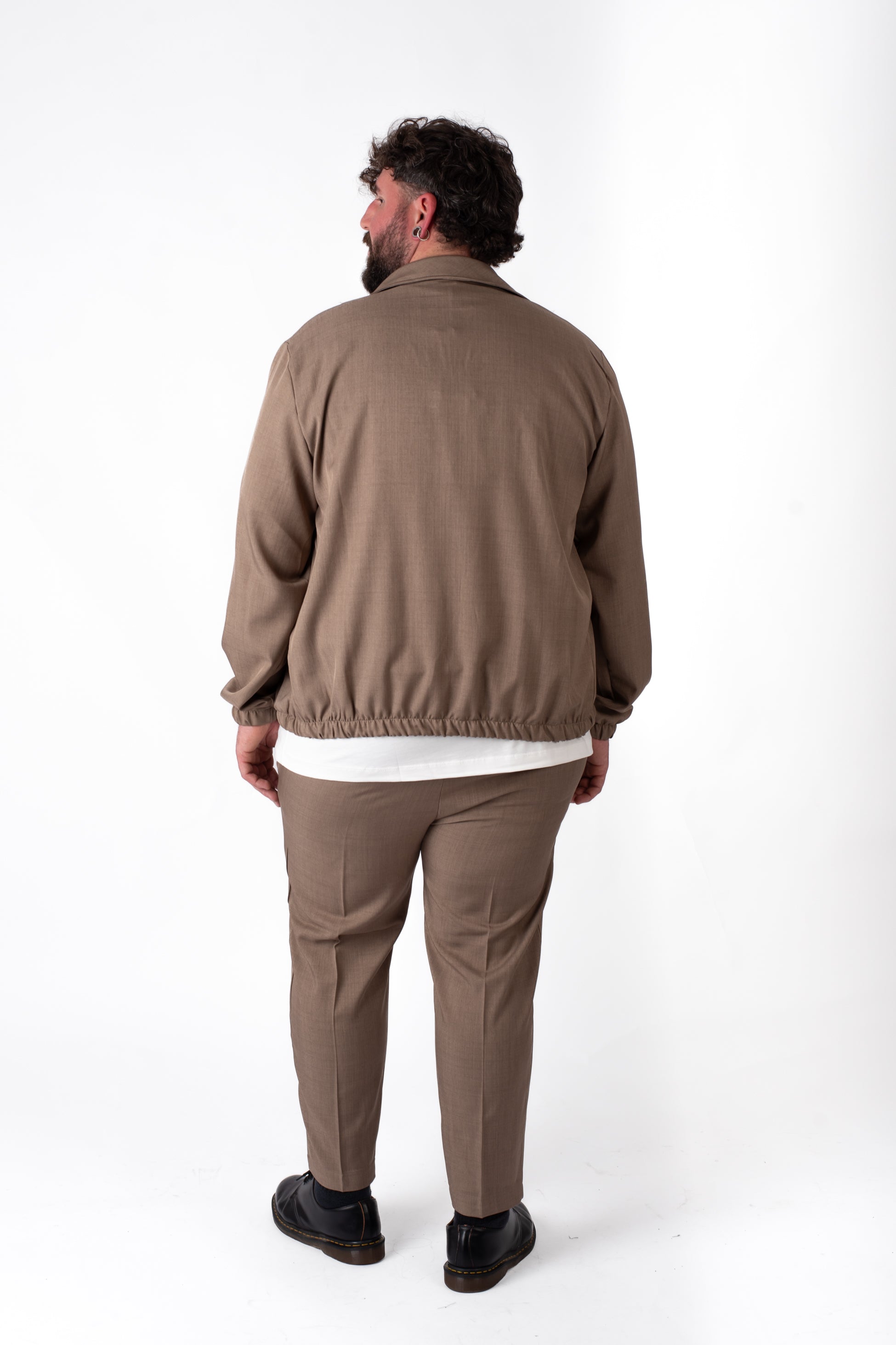 Giacca beige con zip e colletto taglie forti uomo, vista frontale e retro su modello