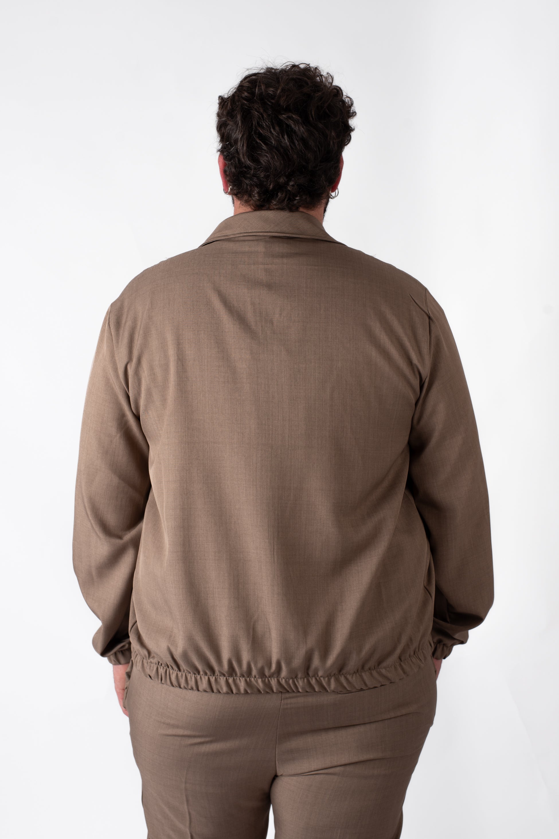 Giacca beige con zip e colletto taglie forti uomo, vista frontale e retro su modello