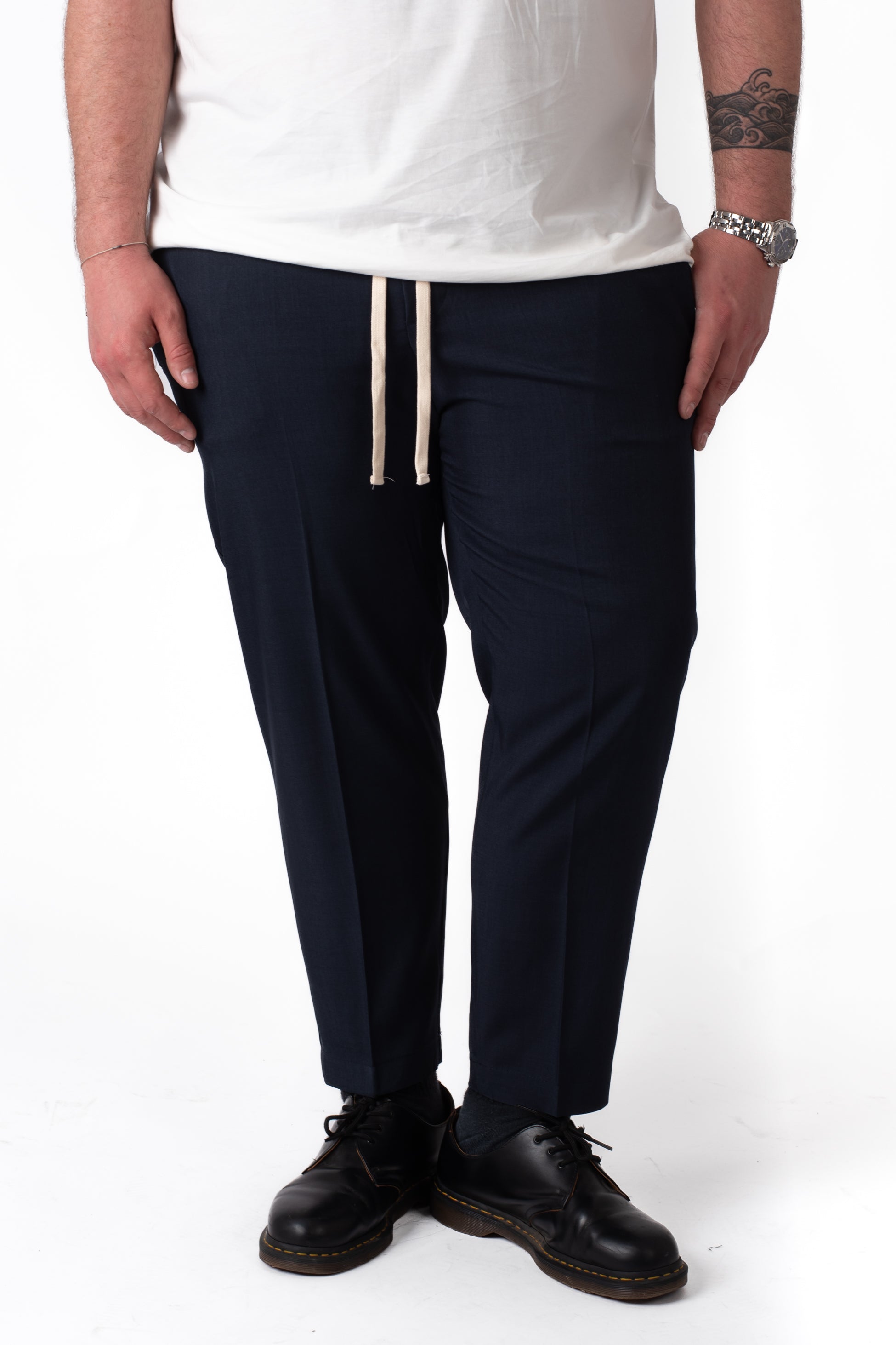 Pantaloni blu navy eleganti con coulisse taglie forti uomo, dettaglio fit frontale