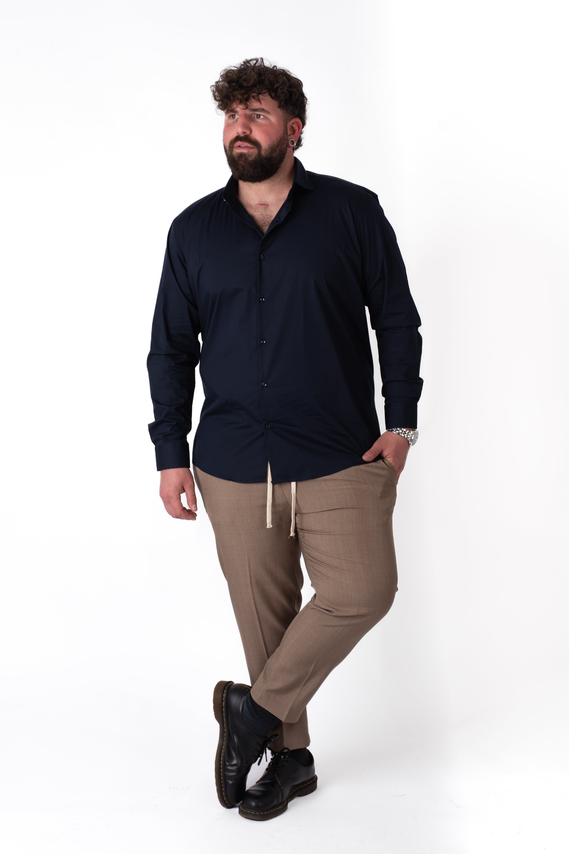 Camicia blu navy stretch taglie forti uomo, vista frontale su modello con pantaloni beige