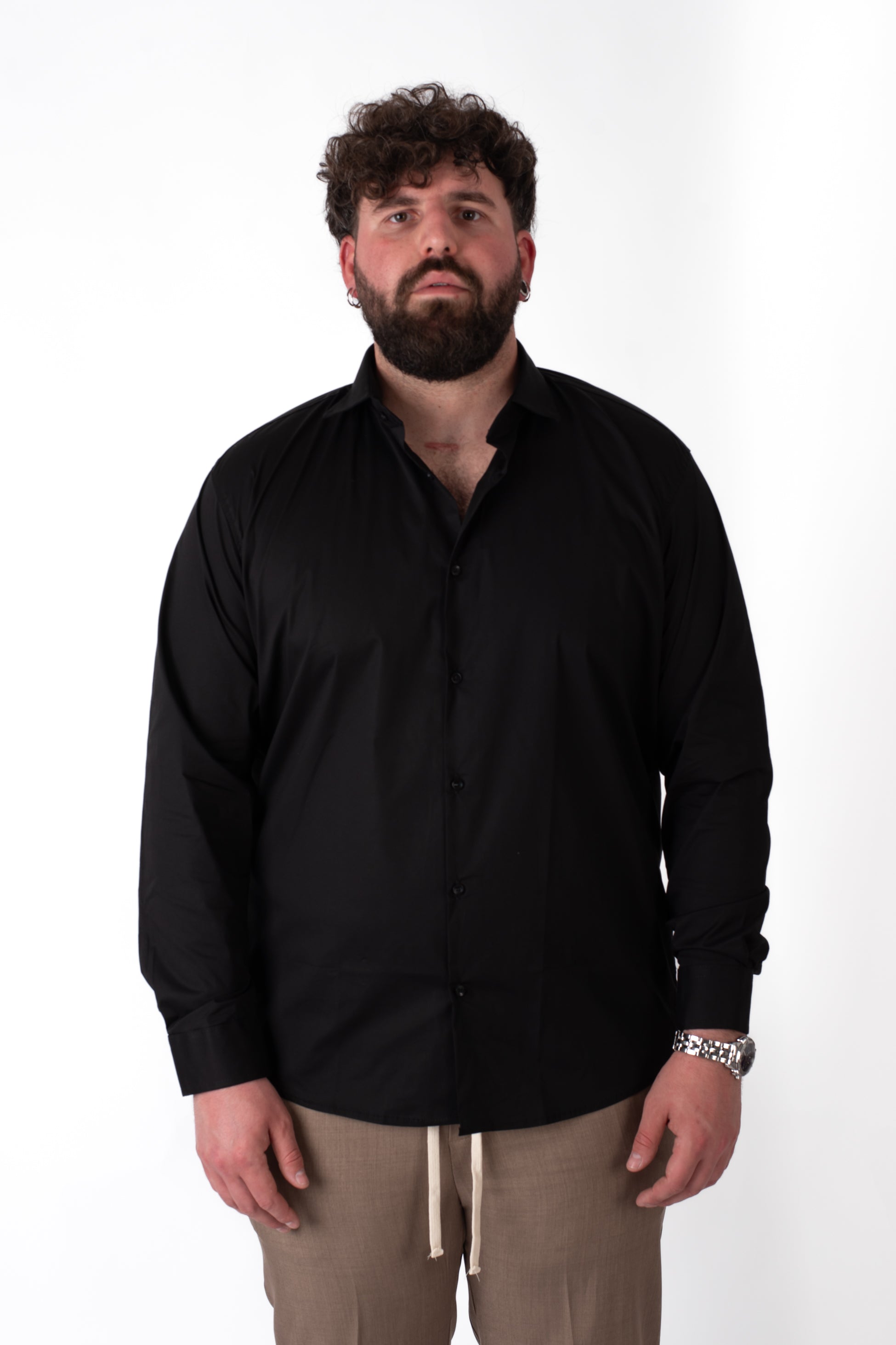 Camicia nera stretch taglie forti uomo indossata da modello, vista frontale