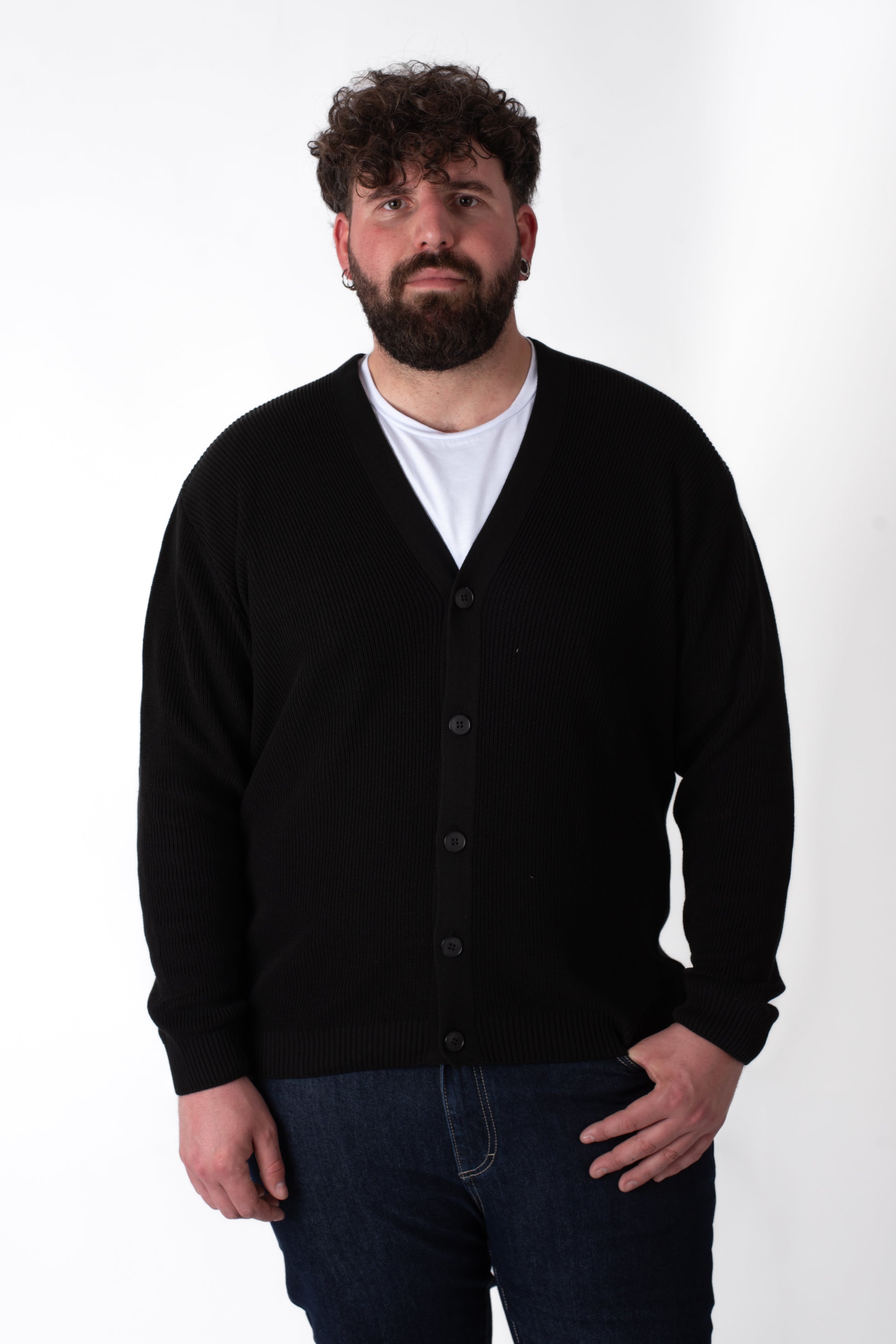 Cardigan Nero maglia a coste con bottoni taglie forti uomo su modello