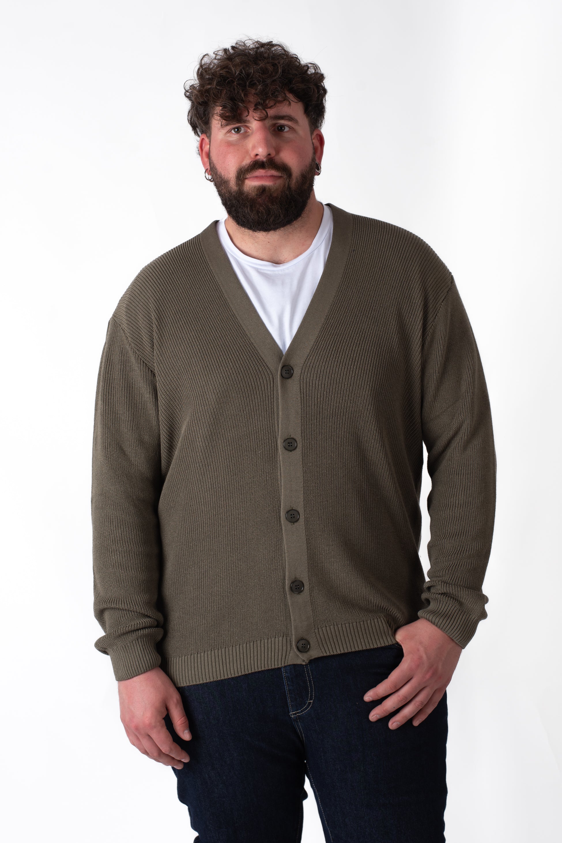 Cardigan verde militare maglia a coste con bottoni taglie forti uomo su modello