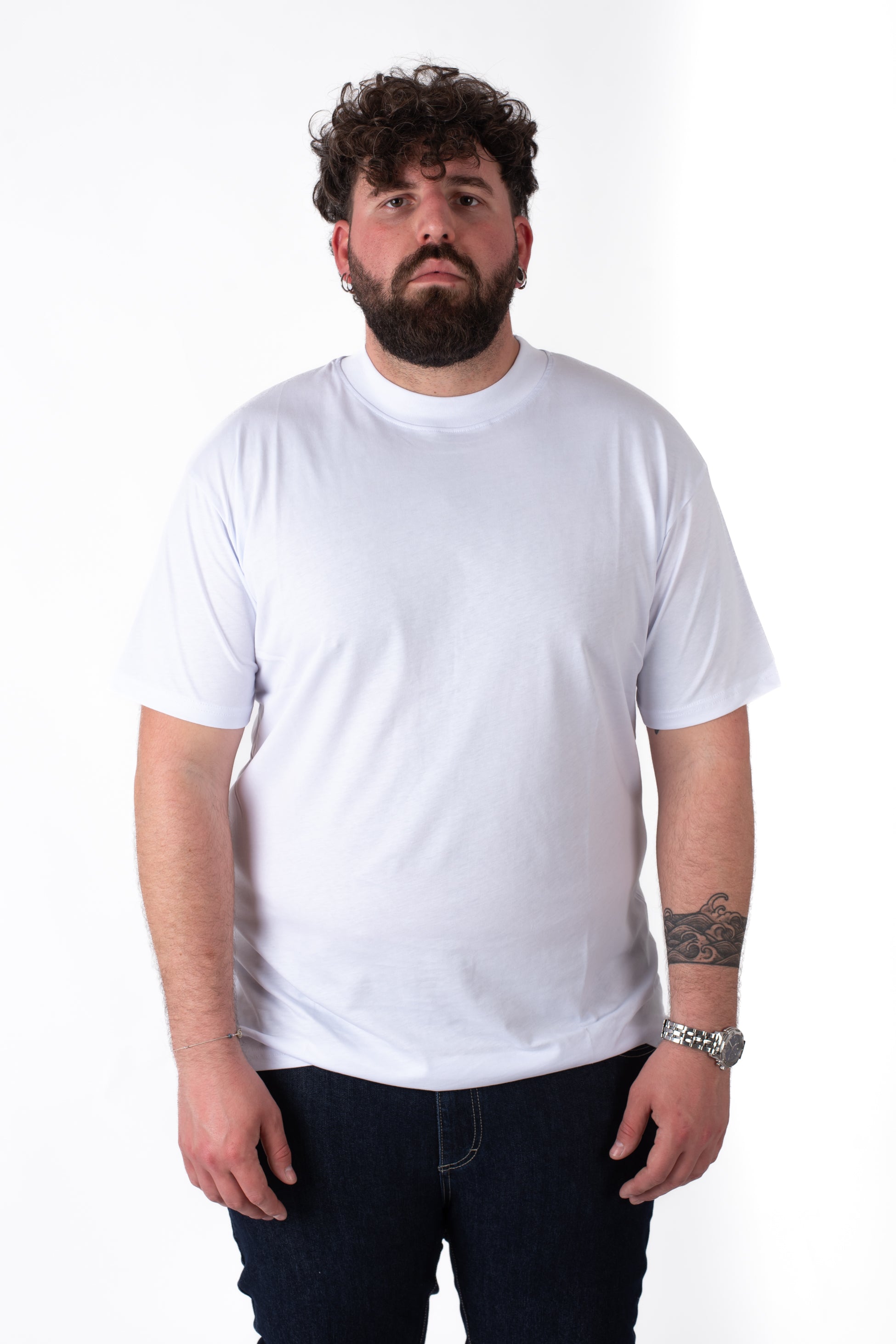 T-shirt bianca basic girocollo cotone taglie forti uomo, vista frontale su modello