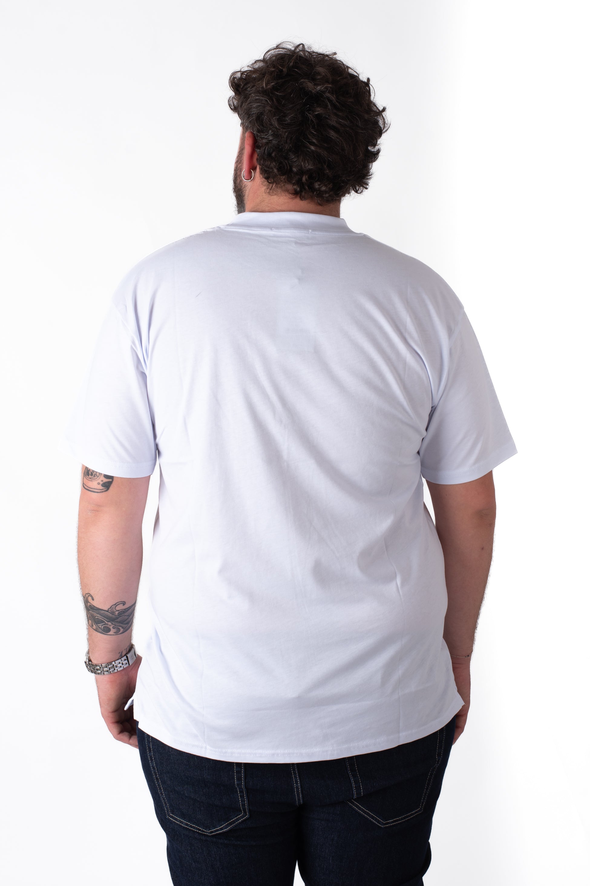 T-shirt bianca basic girocollo cotone taglie forti uomo, vista retro su modello