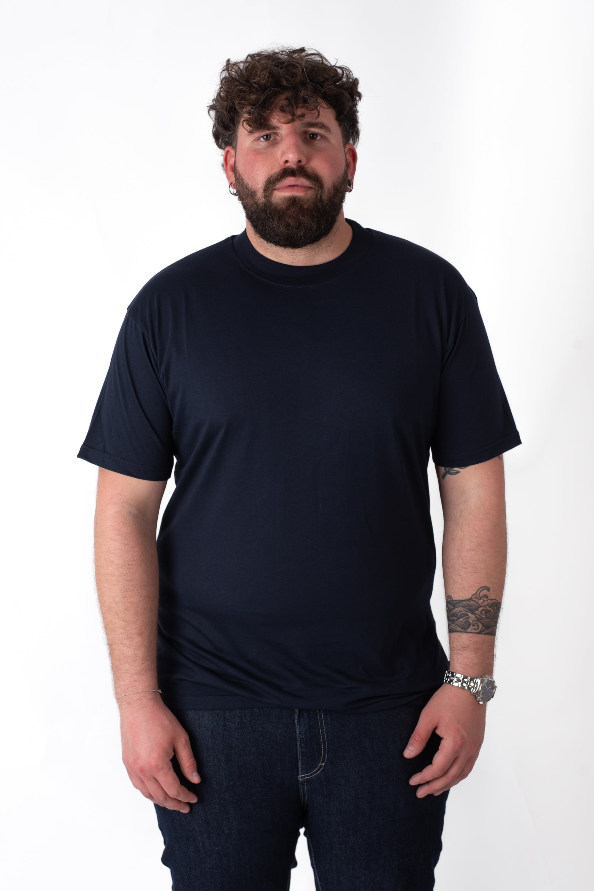 T-shirt blue navy basic girocollo cotone taglie forti uomo, vista frontale su modello
