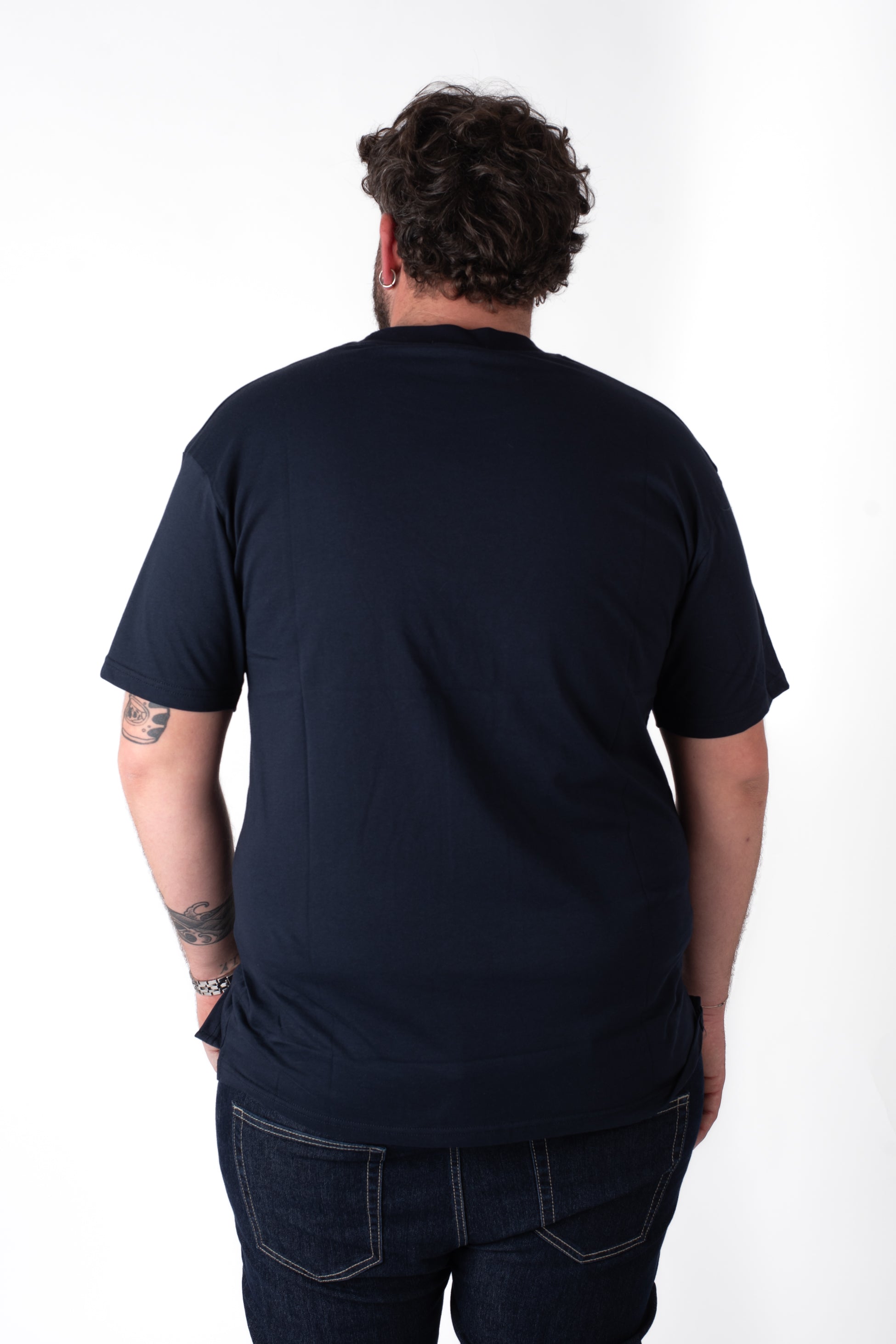 T-shirt blue navy basic girocollo cotone taglie forti uomo, vista retro su modello