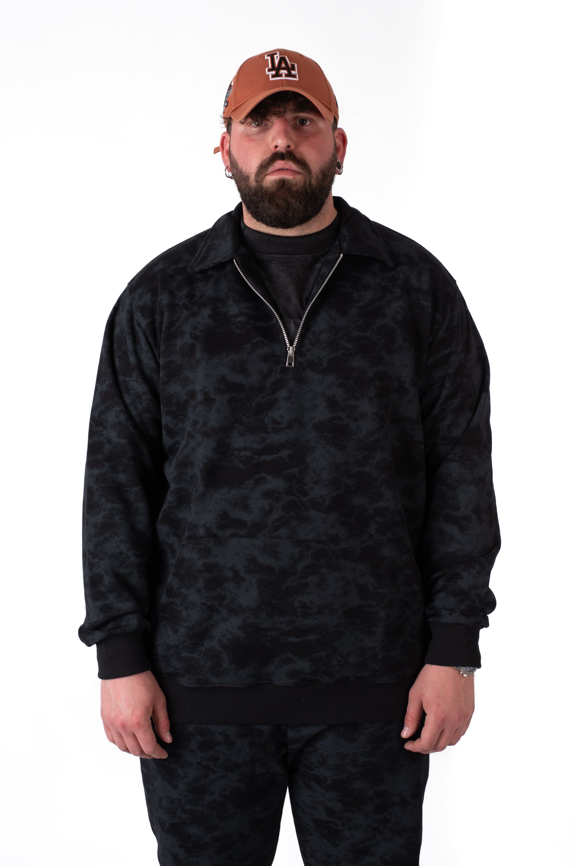 Felpa half-zip nera fantasia marmorizzata taglie forti uomo con cappello LA, vista frontale