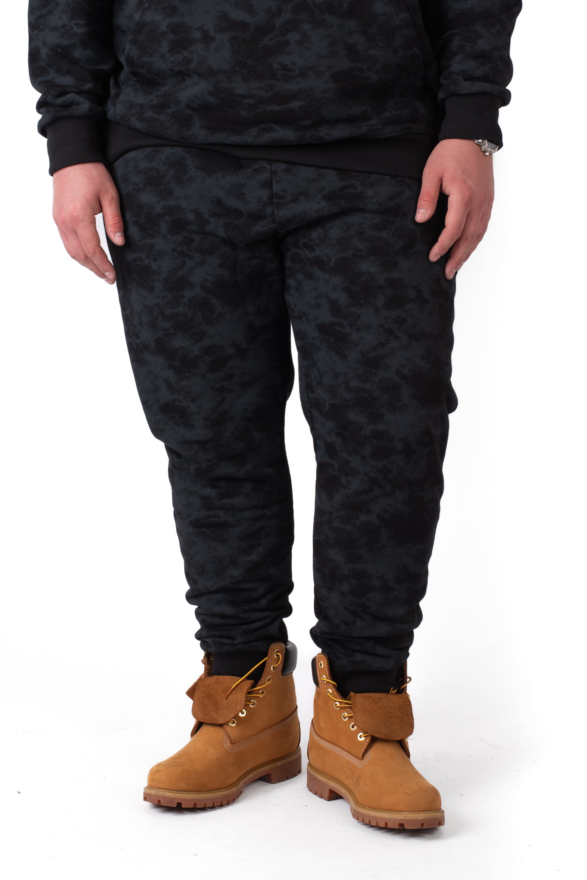 Pantaloni jogger neri fantasia marmorizzata taglie forti uomo con boots, vista frontale