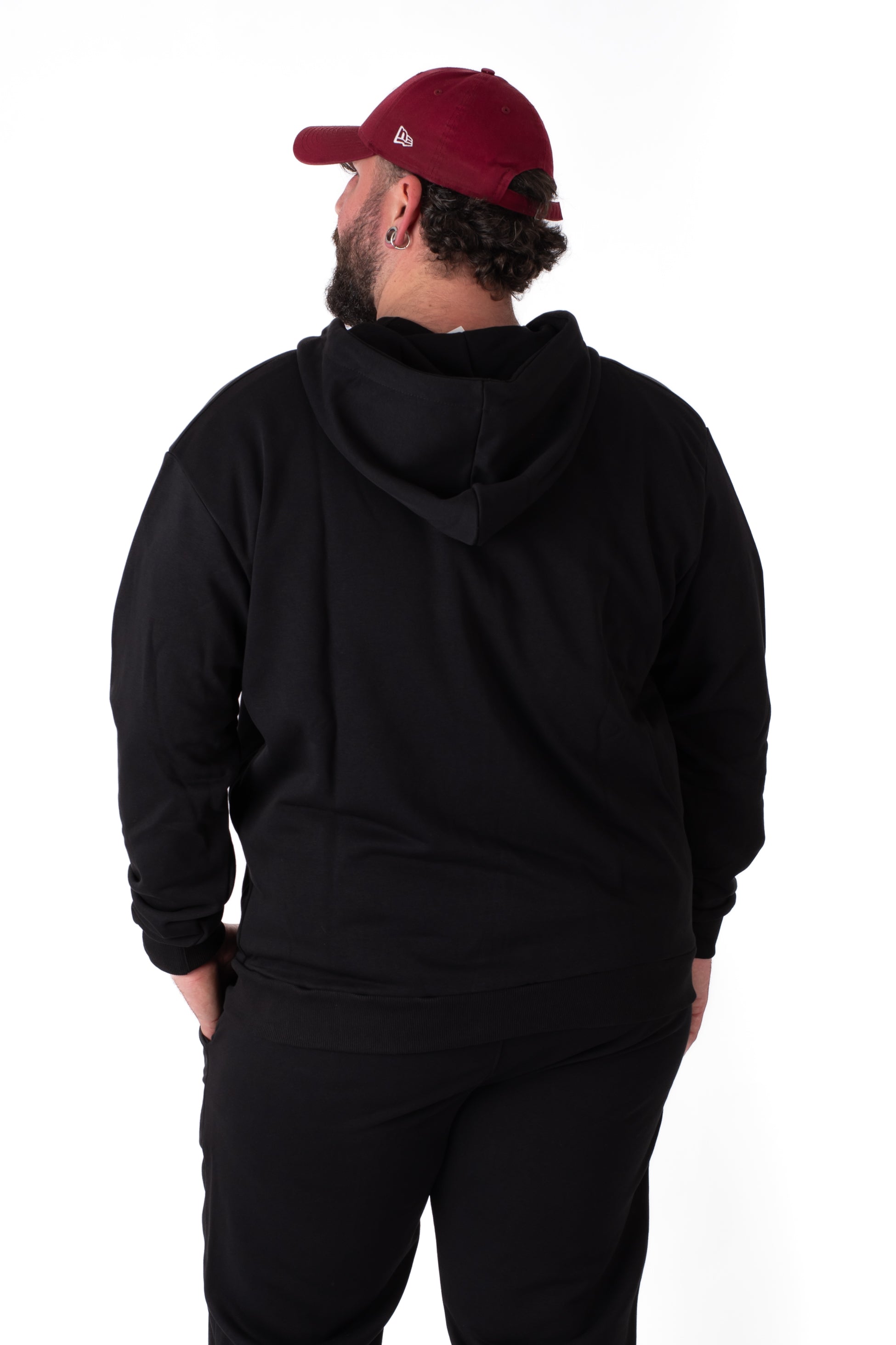 Felpa con zip e cappuccio nero cotone felpato taglie forti uomo, vista retro su modello
