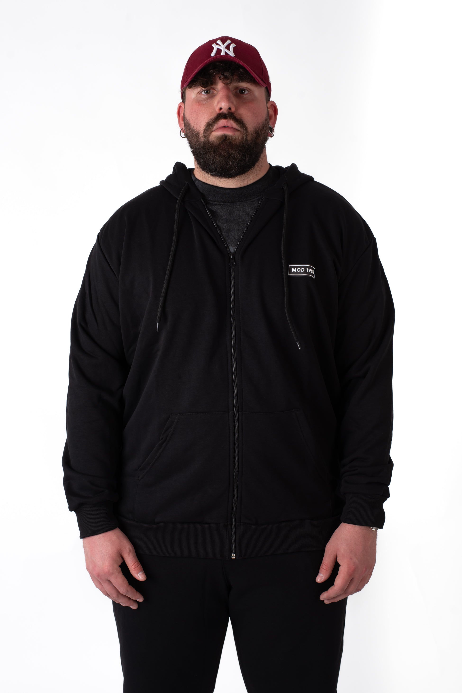 Felpa con zip e cappuccio nero cotone felpato taglie forti uomo, vista frontale su modello