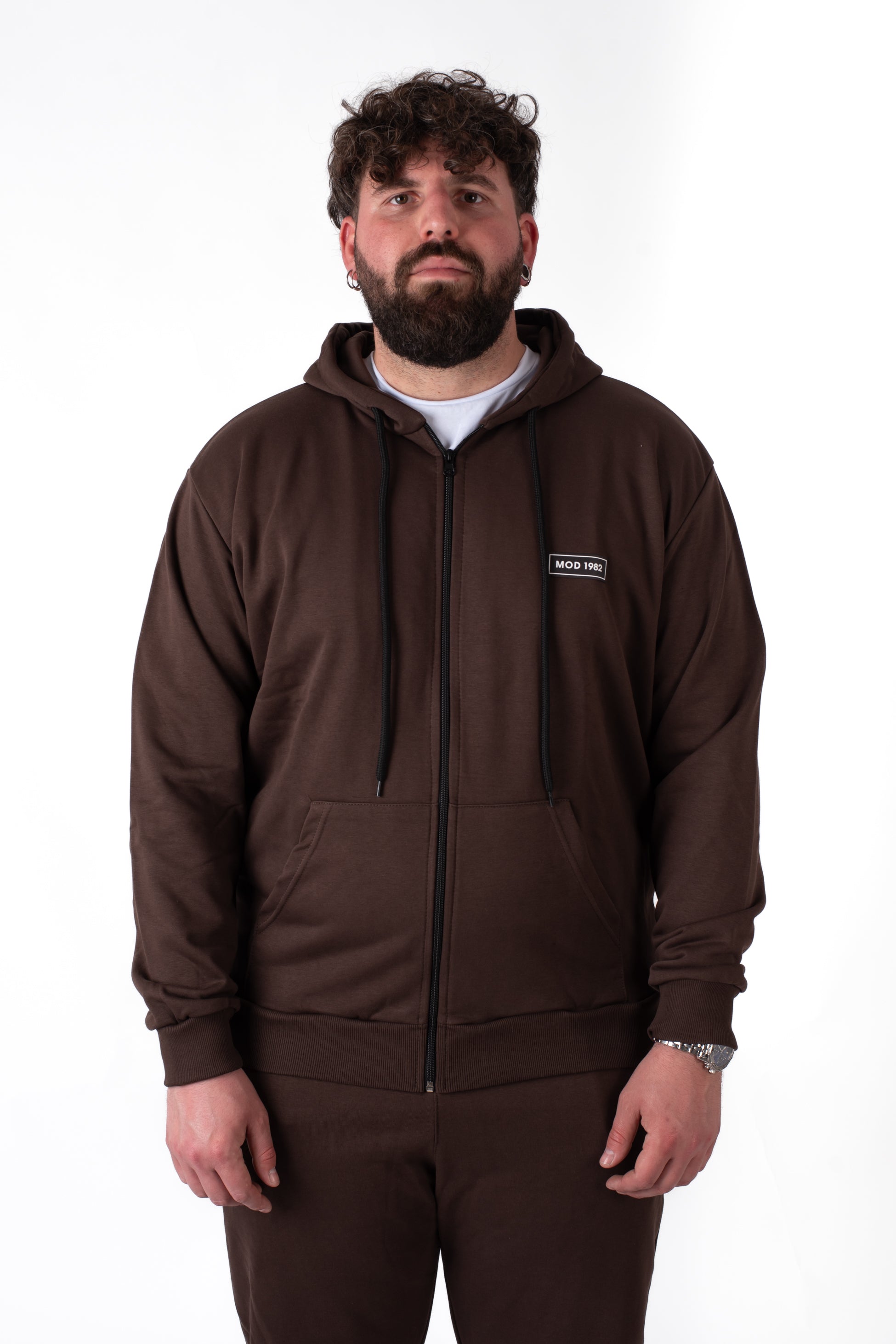 Felpa con zip e cappuccio marrone cotone felpato taglie forti uomo, vista frontale su modello