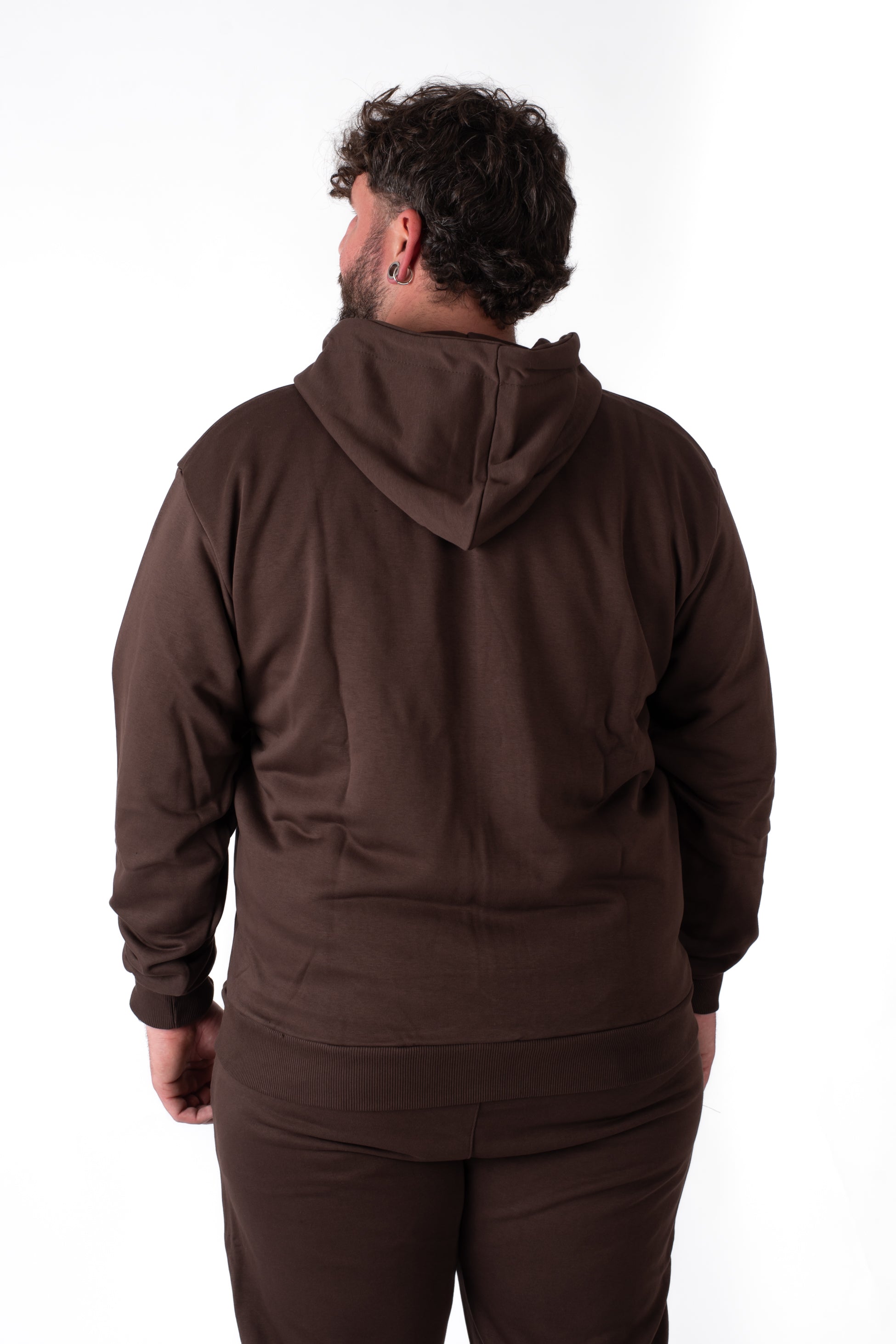 Felpa con zip e cappuccio marrone cotone felpato taglie forti uomo, vista retro su modello