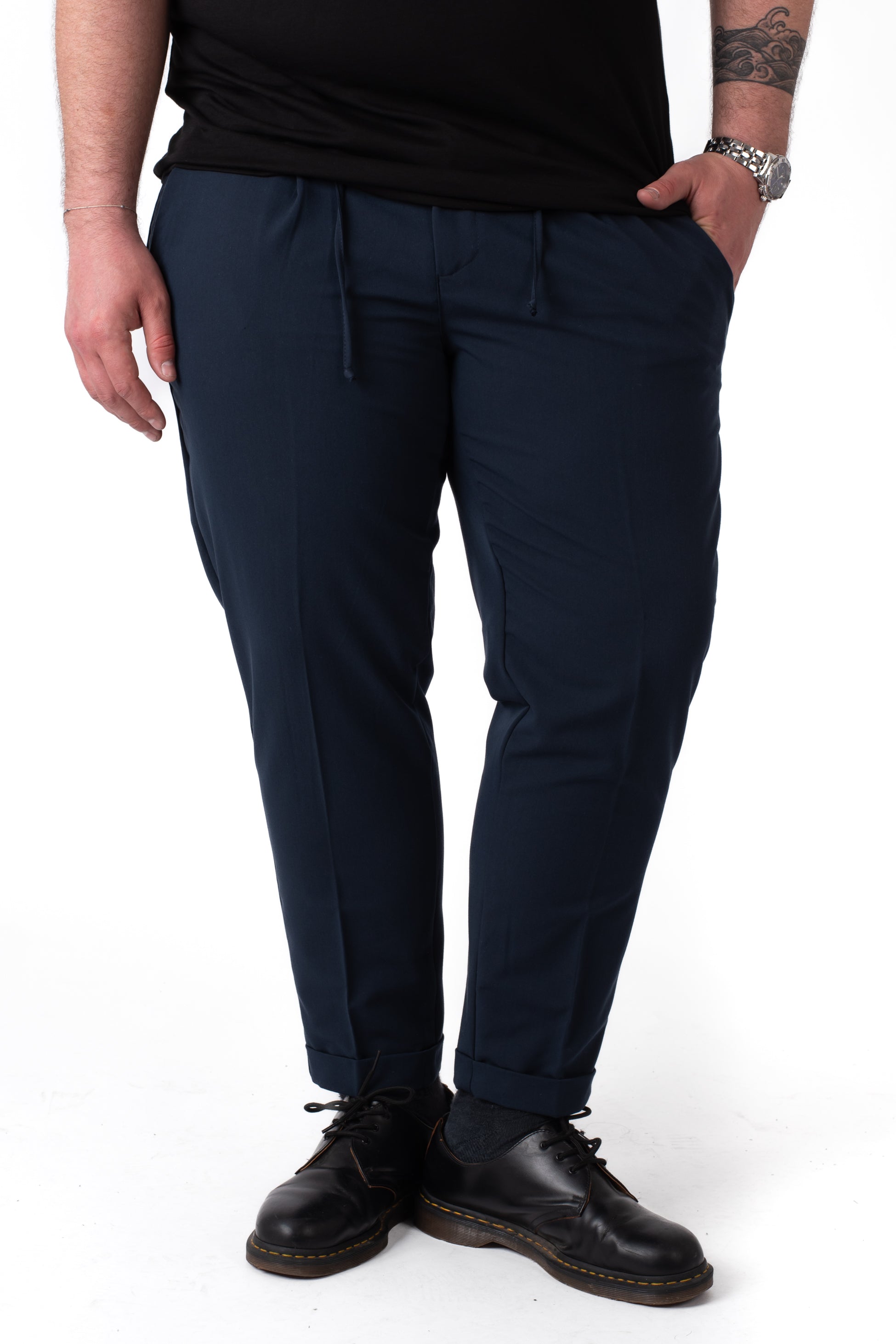 Pantaloni blu navy eleganti con coulisse e pinces taglie forti uomo, dettaglio fit e risvolto