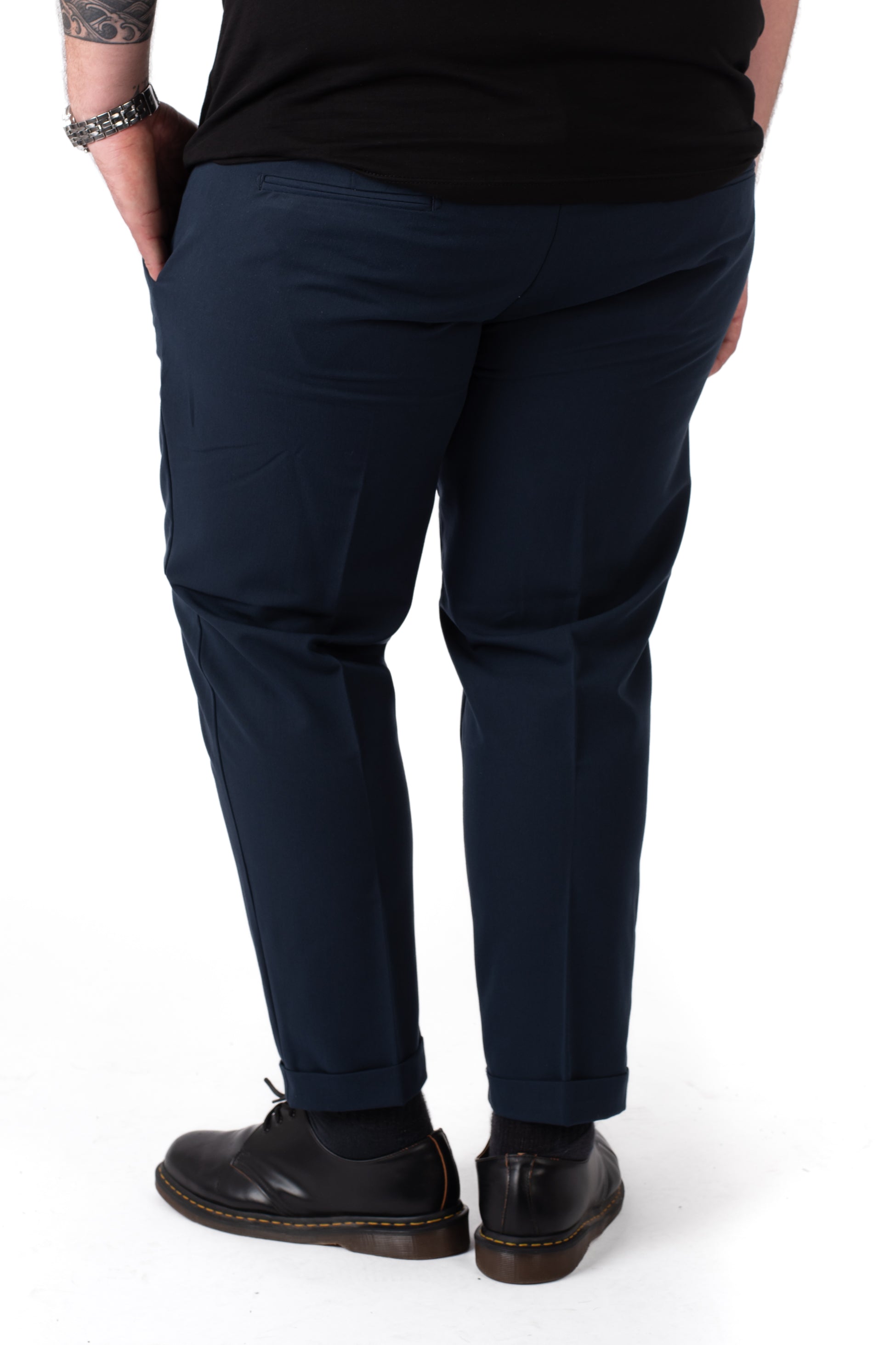 Retro Pantaloni blu navy eleganti con coulisse e pinces taglie forti uomo, dettaglio fit e risvolto